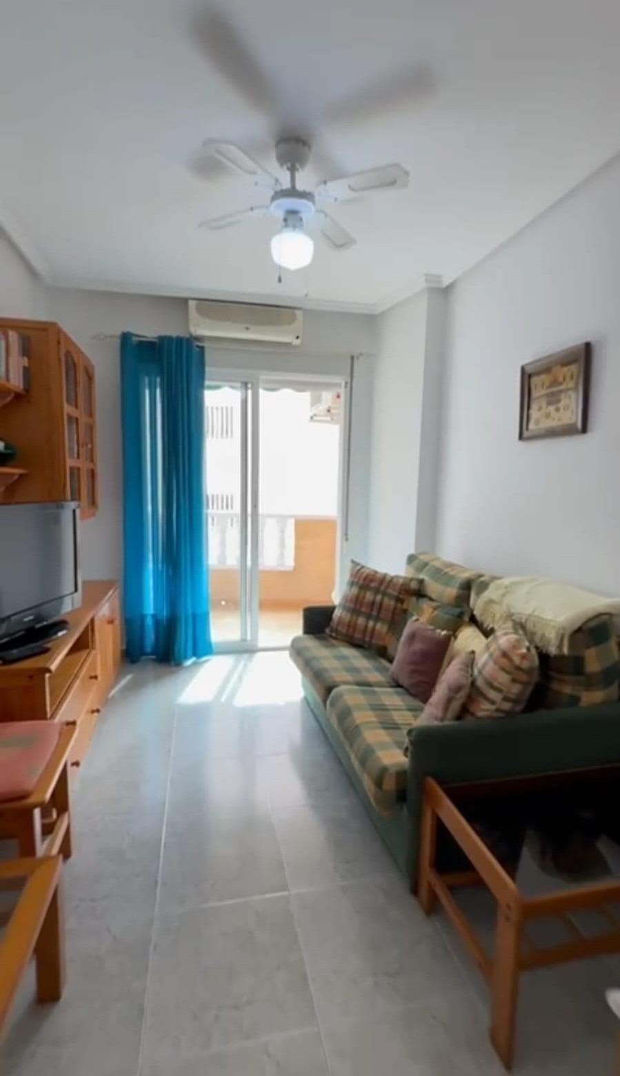 Ubicada en una zona privilegiada y super céntrica, esta luminosa vivienda en tercera planta destaca por su excelente orientación sur, lo que garantiza sol durante todo el día. A tan solo unos pasos de la popular Playa de los Locos, ofrece la combinación perfecta entre confort y ubicación. La propiedad se distribuye en dos amplios dormitorios, un luminoso salón comedor con acceso directo a una soleada terraza ideal para disfrutar del clima mediterráneo, un baño completo y una cocina independiente totalmente equipada. Además, el residencial cuenta con una piscina comunitaria, lo que añade un valor extra para disfrutar del verano sin salir de casa. Esta vivienda es ideal! No dudes en contactar con nosotros!