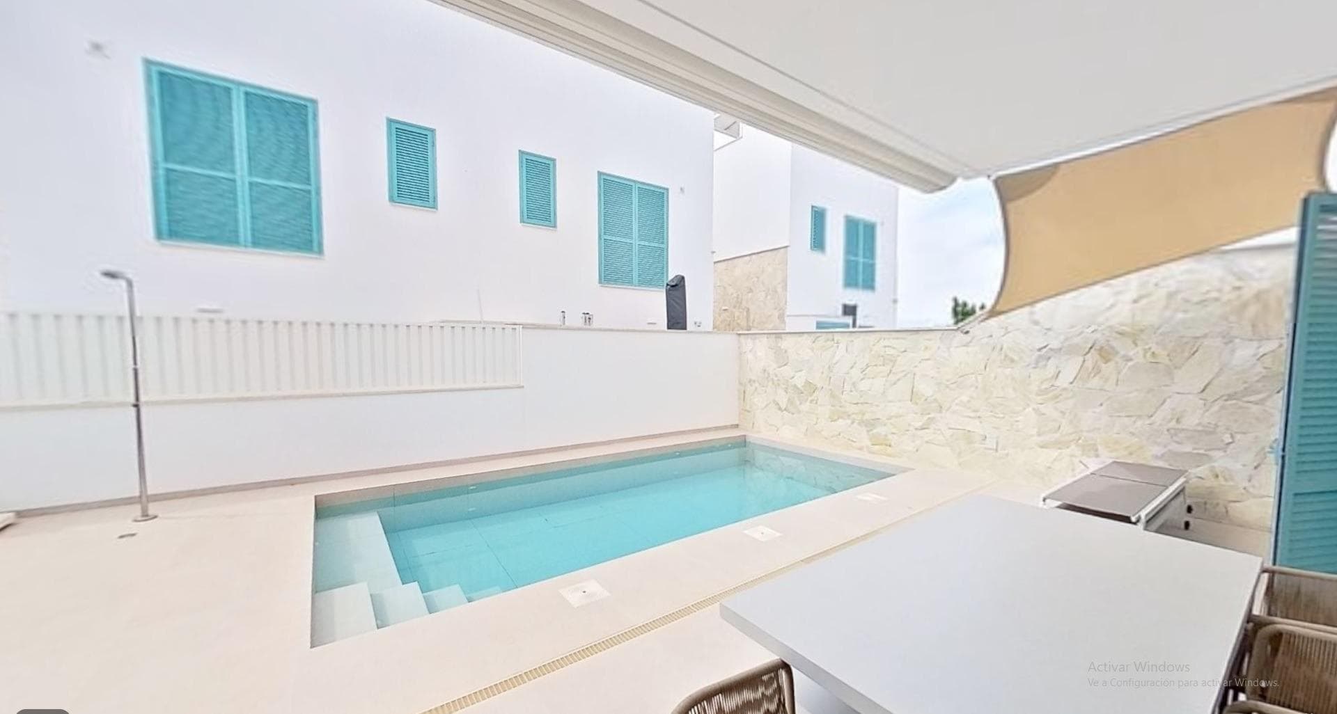 Descubre este espectacular y moderno bungalow en planta baja, ubicado en una de las mejores zonas de El Pilar de la Horadada, ¡a tan solo 400 metros de la playa! Un auténtico lujo para disfrutar del Mediterráneo a pocos pasos de casa. La vivienda ofrece una distribución funcional y luminosa: cuenta con 3 dormitorios (uno doble y dos individuales), 2 baños completos con plato de ducha, y un amplio salón-comedor con cocina americana, abierta e integrada para mayor comodidad y estilo. En el exterior, dispone de una amplia terraza con jardín privado, perfecta para relajarse, disfrutar de la zona chill out o darse un chapuzón en la piscina privada. Además, en la entrada encontrarás una segunda terraza ajardinada, ideal como rincón de bienvenida o para disfrutar del desayuno al aire libre. La propiedad incluye también plaza de garaje, un valor añadido para mayor confort y seguridad. Situada cerca de todos los servicios necesarios (supermercados, restaurantes, farmacias, etc.), esta vivienda es perfecta tanto como residencia habitual, vacacional o como inversión.