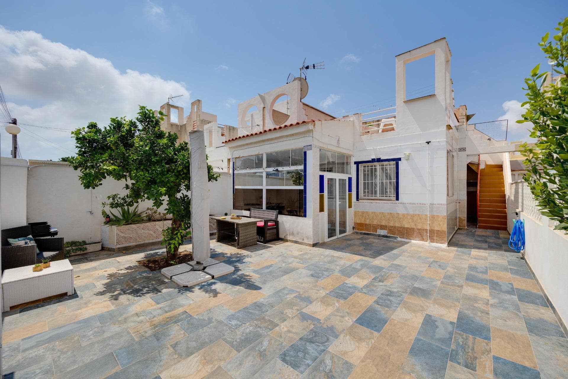 Discover your new home in this charming townhouse located in the sought-after area of Torretas, just minutes from the vibrant center of Torrevieja and surrounded by all essential services such as shopping centers, supermarkets, bus stops, medical centers, and more. This property is perfect to enjoy the Mediterranean lifestyle. The home features a spacious living-dining room that flows into a modern open-plan kitchen, creating a bright and welcoming space. Enjoy two comfortable double bedrooms and a full bathroom with a walk-in shower. The exterior is equally impressive: a porch with a fully equipped outdoor kitchen, perfect for unforgettable al fresco dinners under the stars, surrounded by your beautiful private garden which also includes exclusive parking. But that’s not all—head up to the large private solarium, where you can soak up the sun all day while enjoying open views. This townhouse combines comfort, functionality, and charm in every corner. Don’t miss this unique opportunity to make it yours!