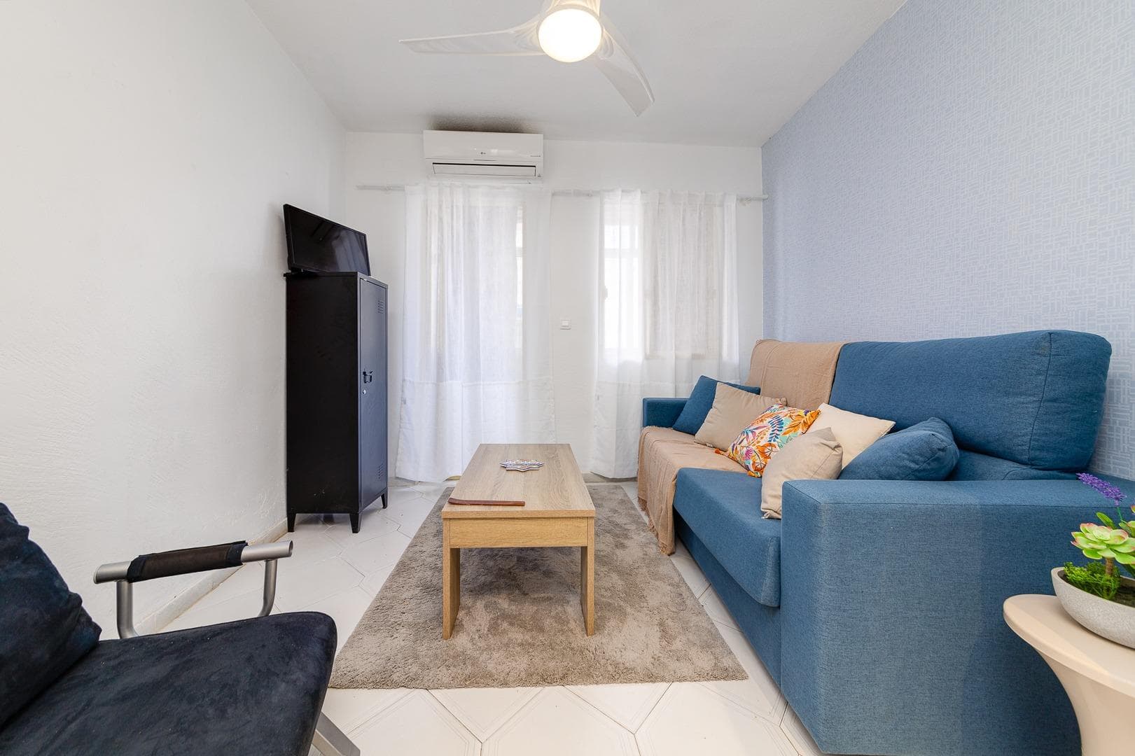 This charming studio is for sale, located in the very heart of the city, one of the most touristic towns with the best climate on the Southern Coast of Spain. Torrevieja has it all – there’s never a dull moment here! The studio is very bright and functional, designed to make the most of every square meter. It features a cozy living-bedroom space with a sofa bed, practical furniture, and details that add warmth to the atmosphere. The kitchen is integrated and fully equipped, ready for cooking without the need for any renovations. There is also a complete bathroom with a modern shower, plus a glazed terrace, perfect as an extra space to relax, work, read, or even use as a dining area. For added comfort, the property includes air conditioning, a ceiling fan, and comes fully furnished and equipped, ready to move in from day one. Its location is unbeatable, with all services within easy reach: beaches, supermarkets, shops, restaurants, bars, pharmacies, shopping centers, golf courses, the Aquopolis water park, and a vibrant nightlife. Ideal as a permanent residence, vacation home, or rental investment on the coast!