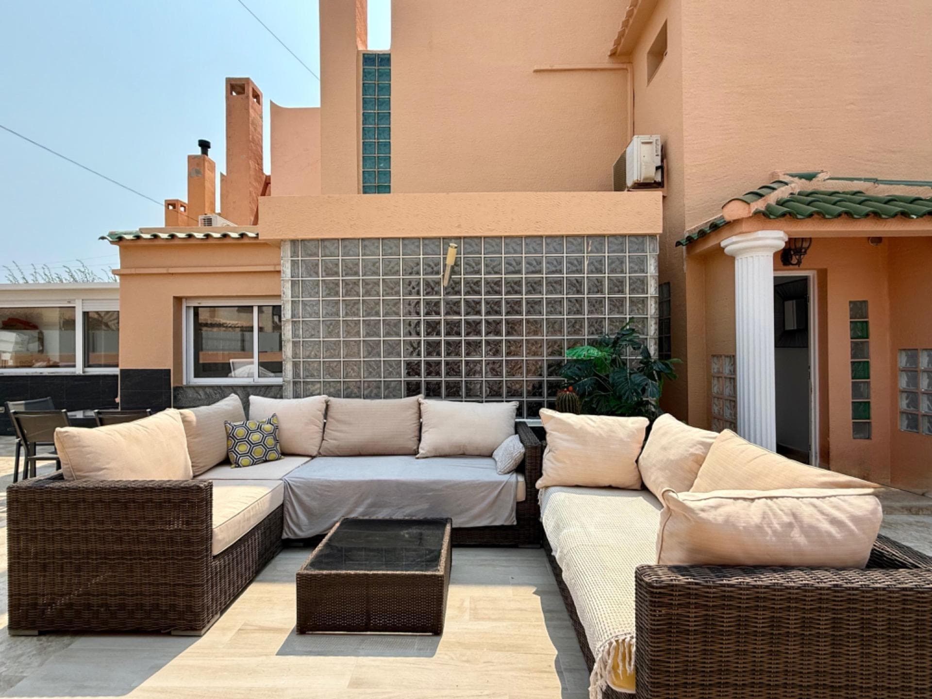 We present to you this exclusive villa in Los Frutales (Torrevieja), a prime location just 200 meters from the sea. An ideal property both as a permanent residence and for enjoying unforgettable holidays in a privileged setting. The house is distributed over two floors plus a private solarium: Ground floor: spacious and bright living room, large independent fully equipped kitchen, a complete bathroom and 2 bedrooms. This floor also offers on-site parking within the plot and a practical storage room. First floor: 3 bedrooms, a second complete bathroom, and a large terrace with a chill-out area, perfect for relaxing and enjoying the Mediterranean climate. Second floor: spectacular private solarium with open views, ideal for sunbathing, outdoor gatherings, or simply unwinding. The villa has a private pool, and in addition, within the complex there is access to a community pool, adding more leisure and comfort options. This property brings together everything those seeking exclusivity, comfort, and proximity to the beach are looking for. 📍 Perfect location: just steps from the beach, close to restaurants, supermarkets, green areas, and all the daily services you may need.