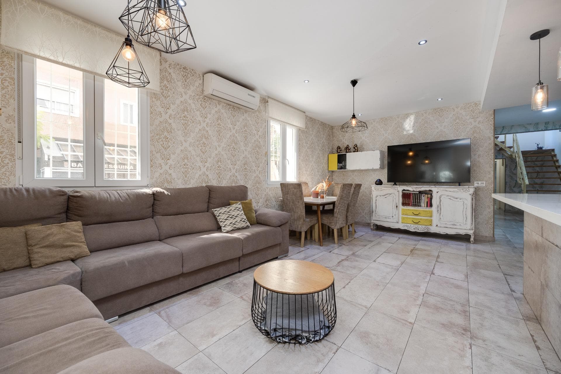 Discover this impressive renovated house located in the heart of Torrevieja, just steps away from the wonderful beaches and surrounded by all services: shops, restaurants, supermarkets, and leisure areas. A perfect location to enjoy the Mediterranean lifestyle all year round. The home, spread over two floors, combines comfort, modern design, and functionality: Ground floor: Spacious and bright living-dining room with a fully equipped open-plan kitchen. Three bedrooms, one of them with an integrated walk-in closet, and a full bathroom with shower and a relaxing bathtub, perfect for your moments of rest. Upper floor: Spectacular glazed terrace, very sunny thanks to its excellent orientation, ideal for enjoying both winter and summer. It also features a small kitchen with barbecue and an additional toilet, perfect for family gatherings or entertaining friends. To complete this magnificent property, it includes a private closed garage, a true luxury in the heart of the city. An ideal home! Ready to move in, with high-quality finishes and a modern, cozy style. Don’t miss the opportunity to live in the center of Torrevieja with all the comfort you deserve. Come visit and fall in love with your new home in Torrevieja!