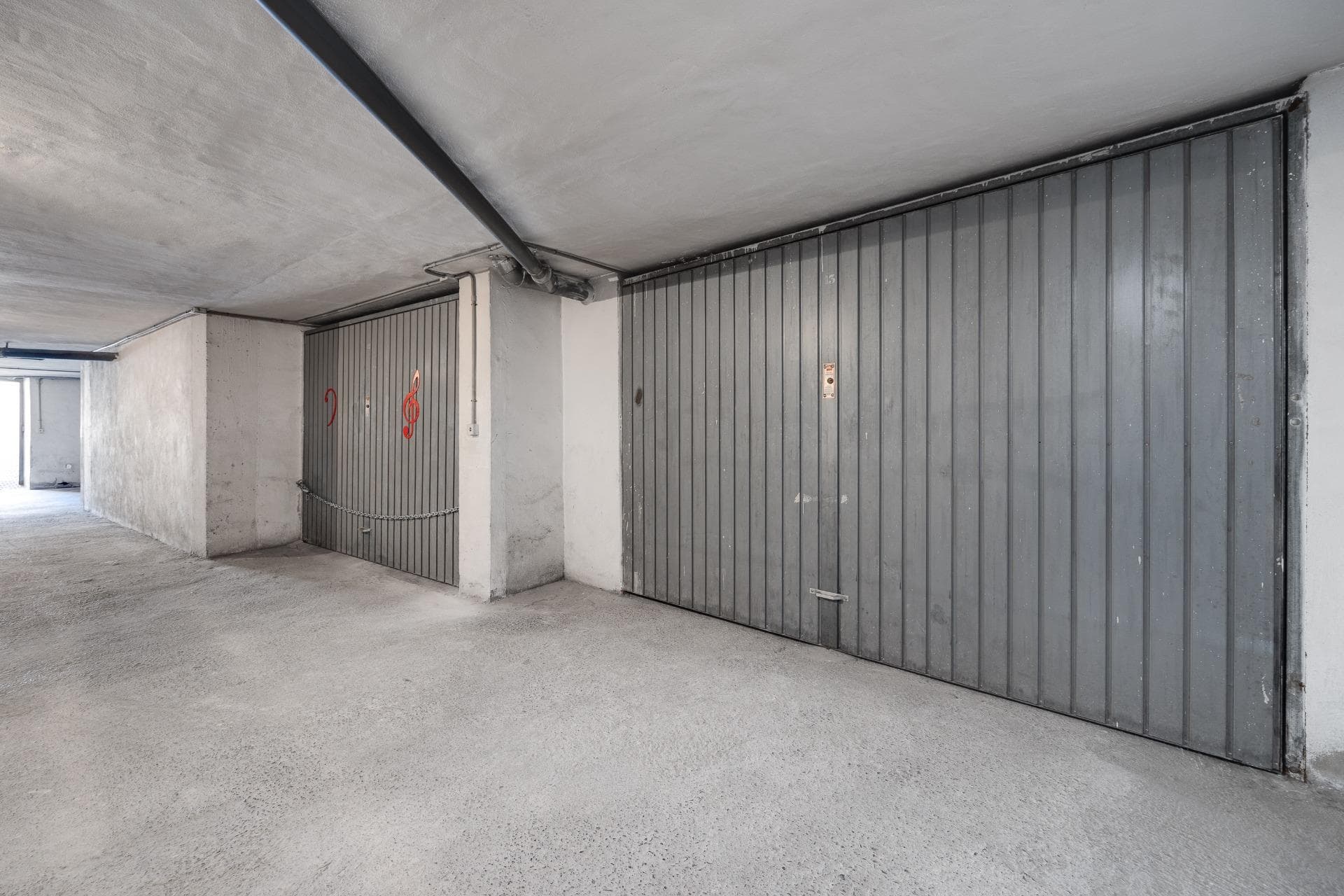 For sale: enclosed garage in the heart of Torrevieja, located just 300 meters from Playa del Cura. It offers 28 m², with space for a large car and additional room ideal for storage. An ideal option for those seeking convenience and security.