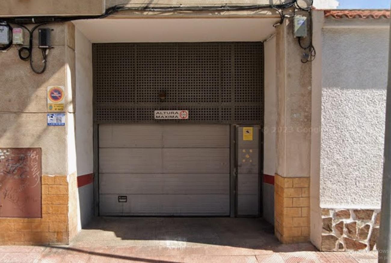 Garage space for sale located on Calle Maestro Francisco Casanovas, one of the most sought-after areas due to its excellent location and convenience. The space has 12 m² of usable area, perfect for a large car or as additional storage. It is located on basement level -2, with access via ramp and automatic gate, ensuring easy entry and exit with complete safety and comfort. An ideal option for both residents and those looking for a secure investment in the heart of Torrevieja. Don’t miss this opportunity!