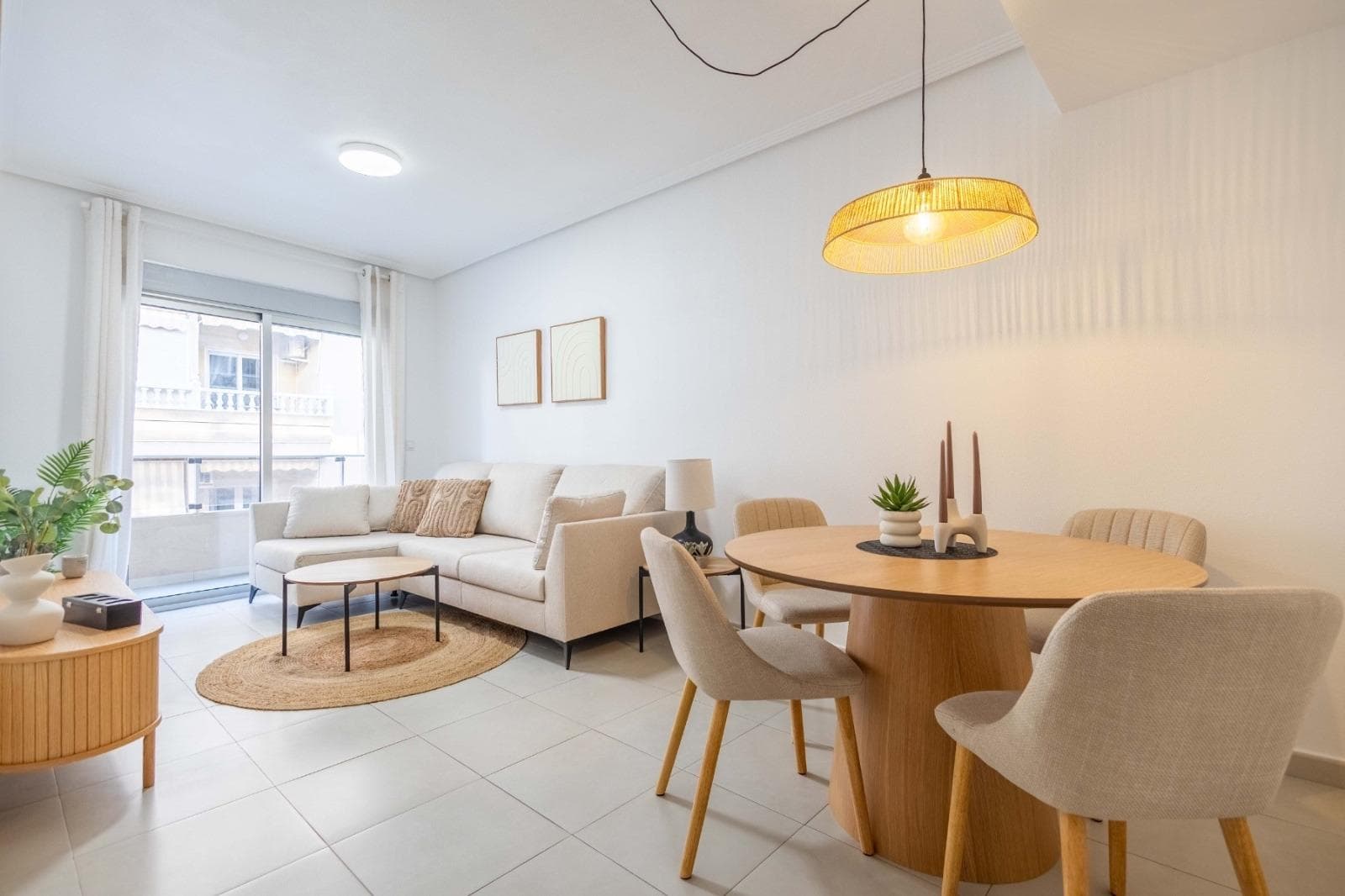 For sale: this incredible fully renovated apartment in Torrevieja. Located just 200 meters from Playa del Cura and a short walk from the new leisure and entertainment area at Torrevieja’s port, this apartment enjoys a privileged location, ideal both as a permanent residence and a highly sought-after holiday property on the Costa Blanca. Situated on the second floor, the apartment features 3 spacious bedrooms, 2 modern bathrooms, a bright living-dining room with access to a large terrace, and an independent kitchen with a laundry/utility area. It is sold fully furnished, equipped with quality furniture, and ready to move in from day one. Additionally, it includes a private parking space, adding convenience and value to this excellent property in the heart of the city.