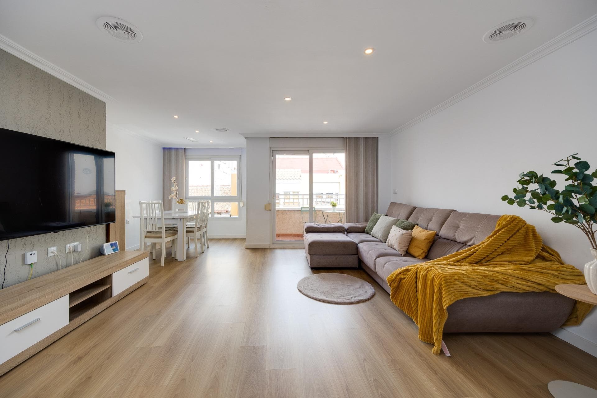 Discover this magnificent and spacious apartment, located right in the heart of Torrevieja, with all amenities at street level and just 700 meters from the sea and the iconic promenade. A privileged location to enjoy the Mediterranean lifestyle without sacrificing comfort. The property has been fully renovated using high-quality materials and is situated on the first floor of a building with an elevator. It offers a modern, functional, and elegant layout designed for maximum comfort. Upon entering, you are welcomed by a spacious and bright living-dining area with access to a charming terrace, perfect for enjoying a fresh and pleasant atmosphere. The fully equipped open-plan kitchen with breakfast bar connects to an interior patio with a laundry area, adding everyday practicality. The apartment features 3 spacious double bedrooms and 2 full bathrooms. The master bedroom, with en-suite bathroom, stands out for its walk-in wardrobe, private bathroom, and access to a rear terrace with south-facing orientation, flooding the home with natural light. This terrace is ideal for relaxing and enjoying the Mediterranean climate and also includes a storage area providing valuable extra space. 🔑 A rare added value: the price includes two parking spaces in the same building, a true luxury in such a central location. An exclusive property, ready to move into. Don’t miss this opportunity!