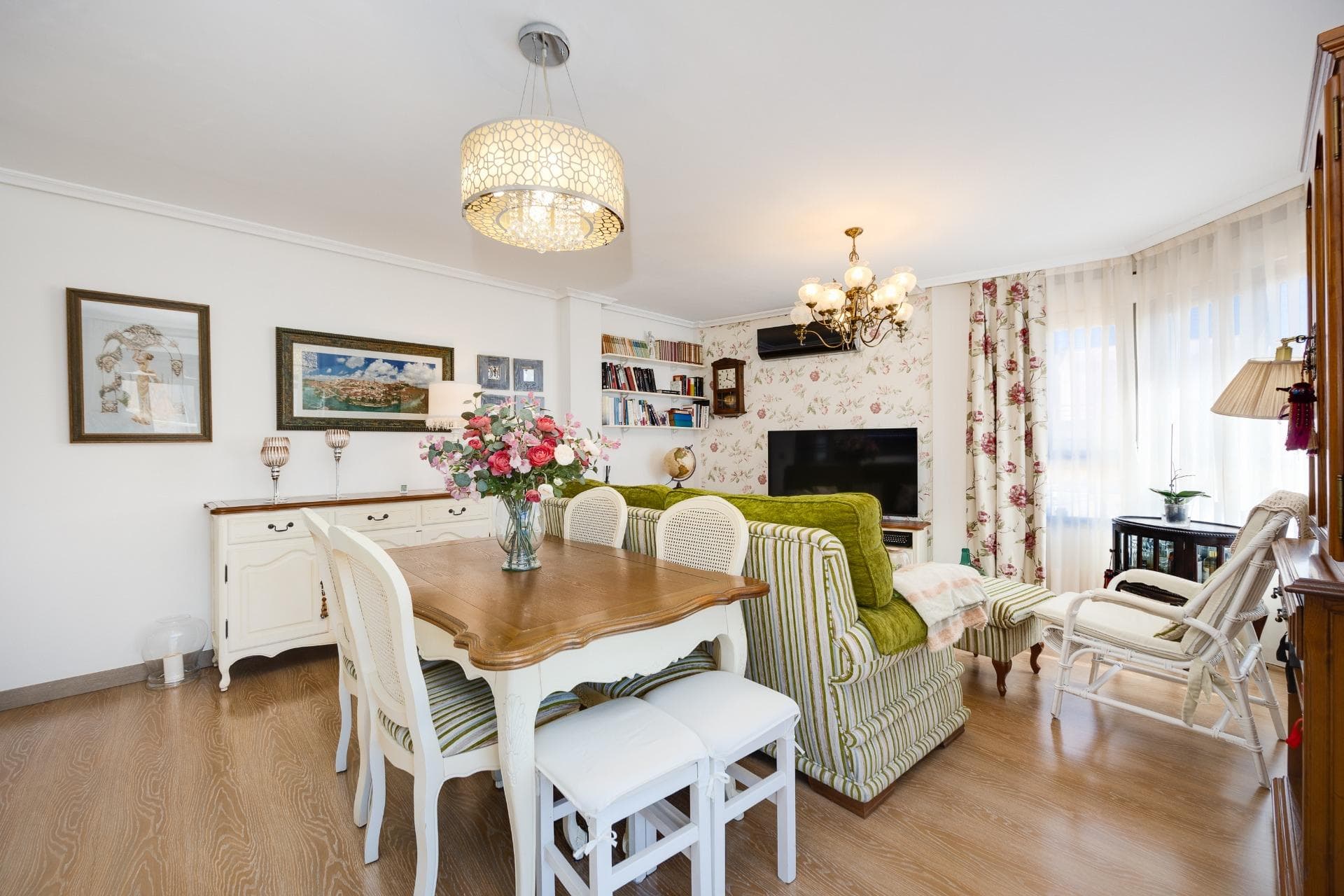 Эта прекрасная квартира-пентхаус на пятом этаже с лифтом имеет стратегическое расположение в центре Торревьехи, всего в нескольких метрах от ресторана Las Cañas и в окружении всех необходимых услуг, таких как рестораны, аптеки, автобусные остановки, супермаркеты и т.д. Жильё выделяется своей функциональностью и отличным использованием естественного света благодаря двойной ориентации на юг и восток. Внутреннее пространство включает гостиную-столовую с открытой кухней, две светлые спальни и полностью оборудованную ванную комнату с душевой кабиной. Гостиная имеет прямой выход на просторную террасу L-образной формы, окружающую квартиру; это пространство разделено на застеклённую и открытую зоны, что позволяет использовать его круглый год как для практических, так и для рекреационных целей, наслаждаясь открытыми видами и видом на море. Кроме того, недвижимость включает частный солярий на верхнем этаже с прекрасными видами и зоной кухни, предоставляя дополнительное внешнее пространство большой ценности для встреч с друзьями или семьёй. Не упустите пентхаус своей мечты. Свяжитесь с нами прямо сейчас и приходите увидеть свою будущую террасу с видом на море!