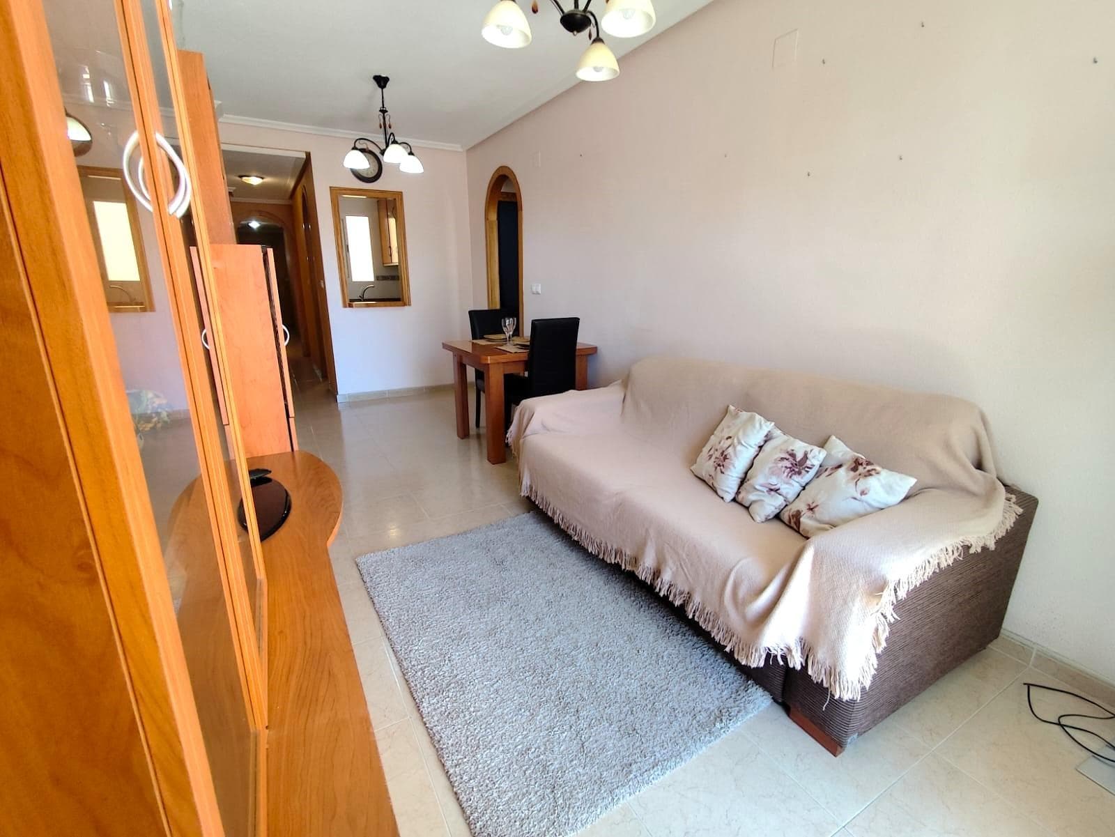 Esta vivienda en la emblemática Calle Bazán no es solo un piso, es la oportunidad de vivir la esencia del Mediterráneo con todas las comodidades urbanas a tu alcance. La vivienda se distribuye en un amplio salón-comedor, inundado de luz natural. Su joya indiscutible es la gran terraza con orientación este, el rincón perfecto para disfrutar de desayunos al sol o de una lectura tranquila con la brisa de la mañana. Cuenta con dos dormitorios dobles, amplios y versátiles y baño completo. La cocina, totalmente independiente y equipada, destaca por su luminosidad, permitiéndote cocinar en un ambiente despejado y cómodo. Vivir aquí significa tenerlo todo. A tan solo 800 metros de la playa, podrás disfrutar del mar sin necesidad de coche. Además, estarás a unos pasos de la emblemática Iglesia de la Constitución, rodeado de servicios, restaurantes y la vida vibrante del centro. ¡No dejes que se te escape! Las viviendas con terrazas soleadas en el centro son las primeras en venderse. Contacta con nosotros hoy mismo para agendar tu visita y ven a sentir la luz de este hogar.