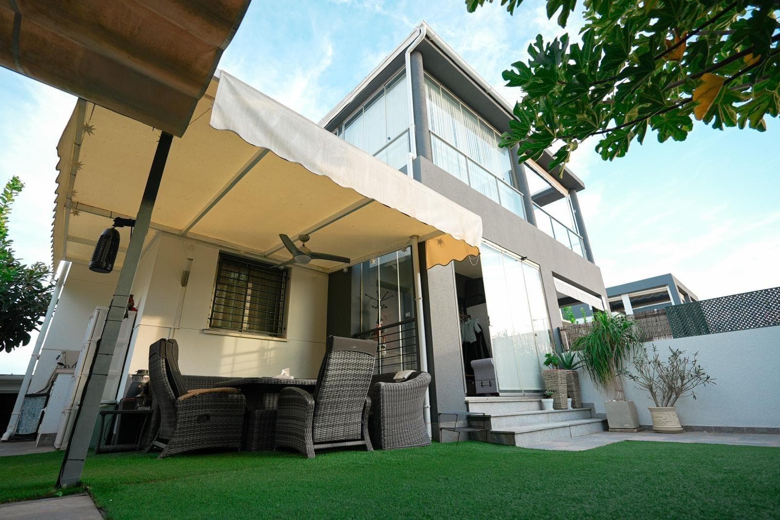 This modern townhouse in Aguas Nuevas, Torrevieja, is located just 1 kilometre from the sea. A unique opportunity for those looking for a permanent residence as well as for anyone seeking a secure investment in one of the most sought-after areas. Upon entering, you are welcomed by a spacious living-dining area with an open-plan American-style kitchen. The space is fully equipped and designed to blend seamlessly with social living. Thanks to its west-facing orientation, the home is filled with natural light, making it perfect for enjoying sunny afternoons. The property features a private garden, ideal for barbecues, outdoor dining, or simply relaxing. It also includes a separate laundry area and private off-road parking, ensuring your own parking space. The property's hidden gem is its impressive 70 m² basement. There are 3 bright and comfortable exterior bedrooms and 2 fully equipped modern bathrooms, providing maximum comfort for the whole family. The crown jewel is undoubtedly the terrace and private solarium. This space allows you to enjoy the privileged Costa Blanca climate 365 days a year: completely open during summer for sunbathing, or sheltered during the cooler months while enjoying a cup of coffee with unobstructed views. To top it all off, the residential complex offers a magnificent communal swimming pool, the perfect place to cool off and unwind without leaving home. Contact us today to arrange a viewing and fall in love with this property in person.