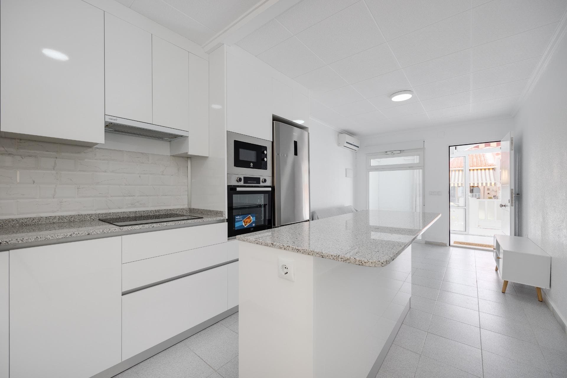 ¿Buscas una casa con encanto, totalmente reformada y lista para entrar a vivir? ¡La has encontrado! Este chalet adosado en la zona de San Luis, Torrevieja, lo tiene todo: diseño, confort y una ubicación privilegiada junto a la mágica Laguna Rosa, donde los atardeceres parecen sacados de una postal. Se trata de una vivienda moderna, cómoda y preparada para disfrutar desde el primer día. Ideal para vivir todo el año o como segunda residencia. Construida sobre una parcela de 85 m² la vivienda tiene 52 m² construidos. Cuenta con 2 dormitorios dobles, baño impecable con materiales de alta gama, cocina con isla central y electrodomésticos nuevos, salón luminoso, patio interior, terraza delantera acristalada de 11 m². Ventanas de PVC motorizadas con doble acristalamiento de seguridad que proporciona un perfecto aislamiento acústico , persianas nuevas, puerta blindada, aire acondicionado con bomba de frío/calor, calefacción. Se vende amueblado. Orientación noroeste: fresca y luminosa. Urbanización tranquila y con todos los servicios: supermercados, centros médicos, colegios, zonas infantiles, parques y transporte. A solo 4 km de la playa. Y lo mejor: 0 € en gastos de comunidad. No dejes pasar esta ocasión. Contacta ya y ven a verla. ¡Te va a enamorar!