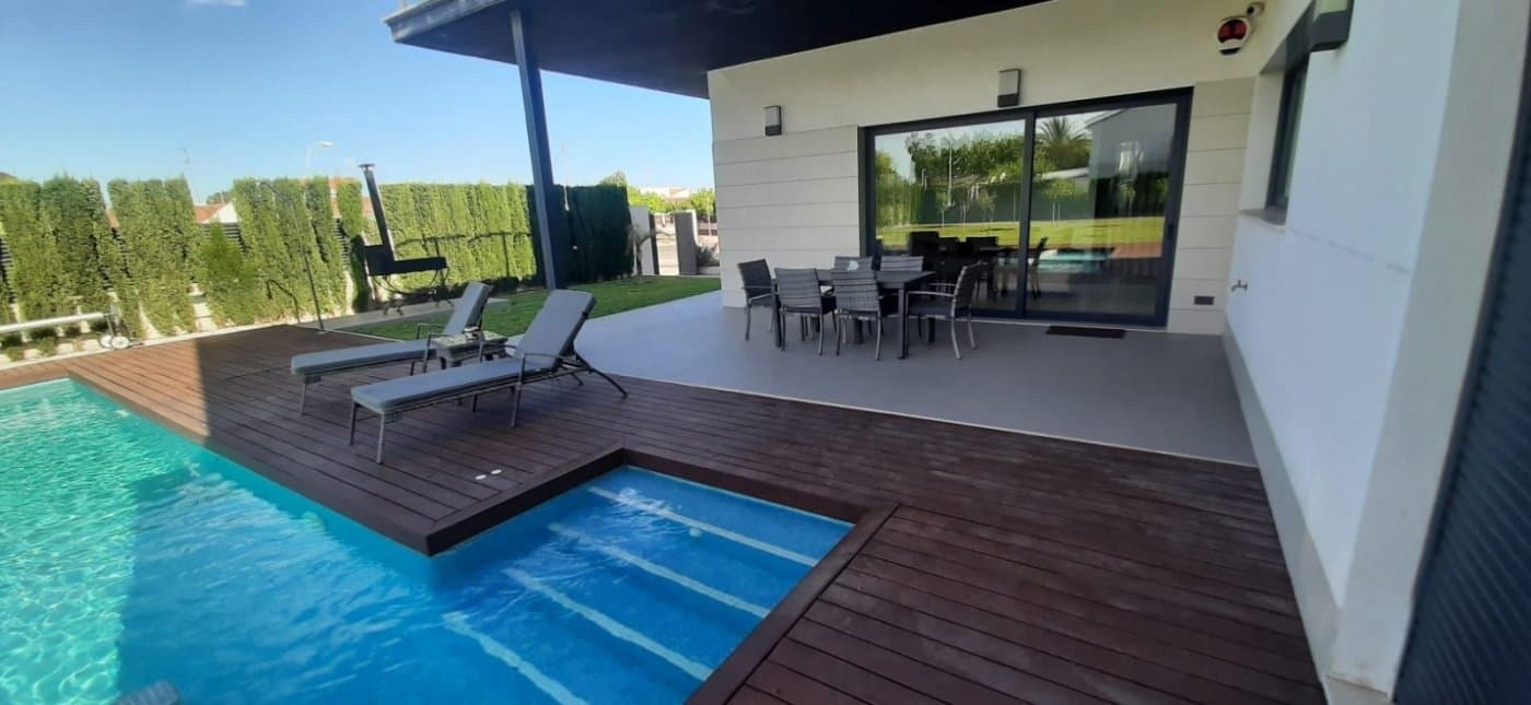 Esta preciosa villa en La Ribera (San Javier) combina lujo, amplitud y confort en un entorno privilegiado. Con 356 m² construidos en una parcela de 665 m², cada rincón de esta casa ha sido diseñado para disfrutar al máximo. Dispone de 3 dormitorios amplios con luz natural, 4 baños y un aseo, además de un espacioso salón con ventanales que conectan con el jardín y la piscina privada con calefacción. La cocina, totalmente equipada, ofrece un diseño moderno y funcional. Los exteriores cuentan con una gran terraza, zona de barbacoa y jacuzzi, ideales para disfrutar del clima mediterráneo. La vivienda está equipada con aire acondicionado central, calefacción, alarma, videoportero y sistema de riego automático. Situada en una zona tranquila, pero con todos los servicios cerca: supermercados, colegios, campos de golf y zonas comerciales. Además, ¡la playa está a solo 1 km! 💰 Precio: 1.990.000 €  📞 ¡Llámanos para más información o para concertar una visita!