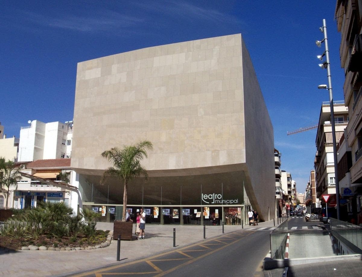 La VIVIENDA se encuentra ubicada en una de las principales calles peatonales de Torrevieja, Junto al teatro municipal, a pocos metros del Club Náutico de Torrevieja, en Calle Fotógrafo Darblade, donde la cercanía el mar y de los principales paseos y zonas comerciales de Torrevieja, convierten esta gran vivienda en una de sus principales características. Considerada la zona VIP Torrevieja, consiguiendo con ello una revalorización espectacular de las propiedades ubicadas. La comunidad del edificio, está integrada por familias Torrevejenses en su gran mayoría, profesionales y empresarios de la zona en régimen de residencias habituales, y adaptada para cualquier tipo de minusvalía con fácil y cómodos accesos, convirtiéndola en una vivienda adaptada tanto para familias con niños como para personas con discapacidad de movilidad: Cuenta con sistema de alarma, así como puerta de seguridad para mayor comodidad de los usuarios; Con Cercanía Teatro, Ayuntamiento, auditorio música, centro de salud, playas, parques, supermercados, farmacia, y con fáciles alternativas de conexión a otras zonas mediante transporte público, a su vez cuenta con la posibilidad de plaza de garaje para su vehículo propio. La vivienda está emplazada dentro de la comunidad de propietarios, contando con una superficie total de 180m2, todas las habitaciones, con ventanas y un balçón exterior, que al situarse en el centro de Torrevieja hace ser invitado Vips a todos los eventos municipales y festivos y religiosos de la localidad. Cuenta con dos patios privados interiores para mayor tranquilidad. Una vivienda singular y única, construida y amueblada con materiales de primera calidad. Consta de tres amplias habitaciones siendo la principal la que dispone del baño integrado. En total dispone de dos bonitos y elegantes cuartos de baño, uno integrado en la habitación principal y otro con adaptación exclusiva para personas con movilidad reducida. Gran cocina independiente, con sala de lavado y patio interior. •- El salón comedor muy amplio con 4 zonas diferenciadas y amplios ventanales a la calle peatonal.. . Todas las habitaciones disponen de amplios armarios empotrados en madera maciza, con grandes ventanas, lo que la convierte en una de las pocas viviendas con respiración natural para: todas y cada una de las estancias.  La reforma integral de la vivienda hecha en 2021, son realizadas con materiales de primera calidad todos los sentidos constructivos contando con las mejores calidades de materiales del mercado, suelos mármol Carrara beige, cocina y despensa con bonito diseño en maderas natural cerezo macizo, puertas y armarios madera roble macizas, pintura lisa bicapa anti humedades en paredes y techos, ventanas y cerramiento de primera calidad en PVC blanca con decoración de cuarterones y mosquiteras en todas las ventanas con doble vidrio aislante bajo emisivo con cámara de aire y persianas, instalación sistema centralizado de climatización para todas las estancias, e instalación de sistema de música ambiente para todas las estancias.