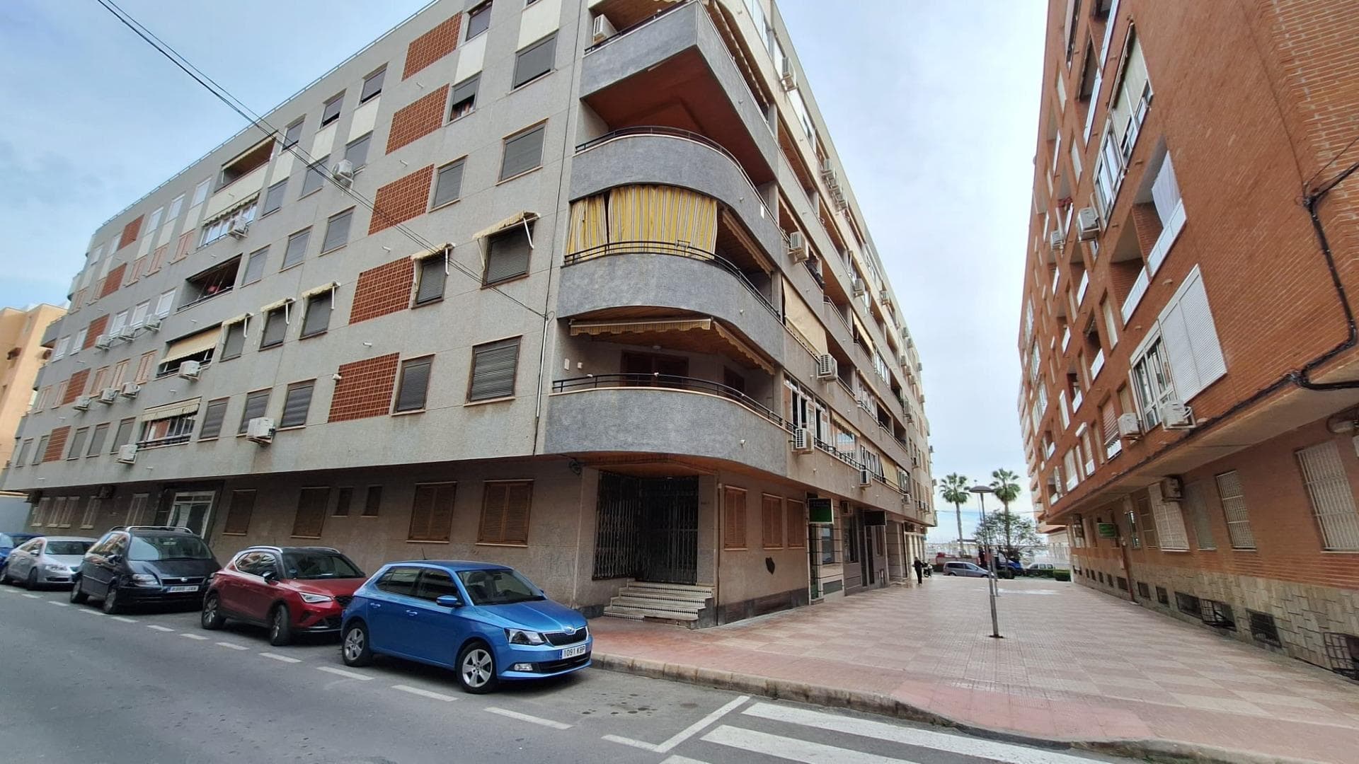 The property is located in one of the main entrances to Torrevieja, where the proximity to the sea and the sun, just a few meters away, make this great home one of its main features. It is excellently communicated with Torrevieja centre, just a 7 minute walk away, and is part of the remodelling project of the Acequión promenade, where this area has been catalogued as first class in the city of Torrevieja, achieving with this a spectacular revaluation of the properties located. The community of the building is made up of families of different nationalities, mainly Nordic, aged between 50 and 75 years old, most of whom are habitual residents, and adapted for any type of handicap with easy and comfortable access, making it an adapted home for families with children as well as for people with mobility disabilities. It will have surveillance cameras on your mobile making your privacy and security safe, as well as a smart lock for the convenience of users; With proximity to schools, health centre, beaches, parks, supermarkets, pharmacy, and with easy alternatives of connection to other areas by public transport, in turn has the possibility of parking space for your own vehicle. The property is located within the community of owners, with a total surface area of 175 m2, with two interior balconies overlooking the pedestrian street for greater peace and quiet and with large garden areas around it. A singular and unique property, to enjoy an exclusive environment. It consists of three spacious bedrooms, the main one being the one with the integrated bathroom. In total it has two beautiful and elegant bathrooms, one integrated in the main bedroom and another one for the rest of the property, private interior patio, large integrated kitchen and living room of more than 60 m2, but with the possibility of making them independent if desired. It also has two entrances to the property, one directly from the pedestrian street, ideal for pets and independence, and the other by means of access through the community of neighbours with approved ramps for the disabled in case of need. The property is being built with 100% adaptation to any type of mobility disability. The construction of large windows overlooking the pedestrian street makes it a beautiful and exclusive covered terrace. All the rooms have the possibility of built-in wardrobes, with large windows, which makes it one of the few homes with natural breathing for each and every one of the rooms. This property and thanks to its great amplitude and its layout with two access doors, it can also be converted into a property with a small business to attend to the public if desired, office for sales, cafeteria, clothing...etc. And finally and thinking about the possibility of possible investors, the property has the application for its tourist licence permit, which can undoubtedly make it an interesting investment with a current minimum remuneration of 7%.