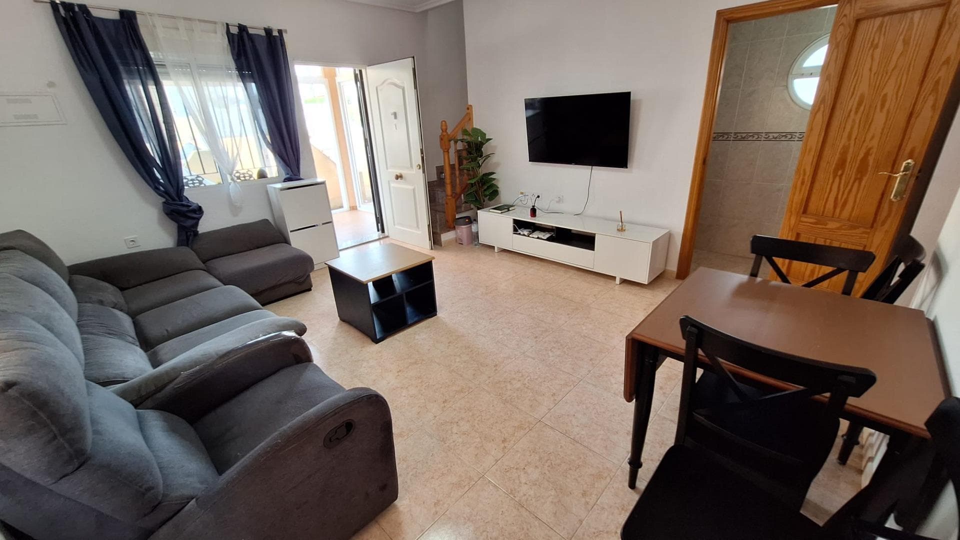 Te presentamos un encantador chalet de 72 m² de superficie. Esta propiedad cuenta con 3 amplias habitaciones dobles, un baño completo y un aseo, ofreciendo un espacio cómodo y funcional. La cocina está completamente equipada y la vivienda conserva un estilo original, con carpintería interior de madera que añade calidez al ambiente. La orientación este-oeste permite que la luz natural inunde los espacios, creando un hogar luminoso y acogedor. El suelo de baldosa y la carpintería exterior de aluminio lacado garantizan durabilidad y fácil mantenimiento. Entre los extras que ofrece esta propiedad se incluyen: agua, aire acondicionado, sistema de alarma, un balcón, un patio, y una terraza ideal para disfrutar del aire libre. Además, cuenta con techos altos, muebles, y está equipada con luz y televisión. Situado en una urbanización céntrica, tendrás acceso a una variedad de servicios como autobuses, supermercados, centros comerciales, hospitales, parques y zonas infantiles. También está cerca de universidades y colegios, así como de campos de golf, lo que lo convierte en un lugar perfecto para vivir. ¡No dudes en contactarme si deseas más información o si te gustaría programar una visita!