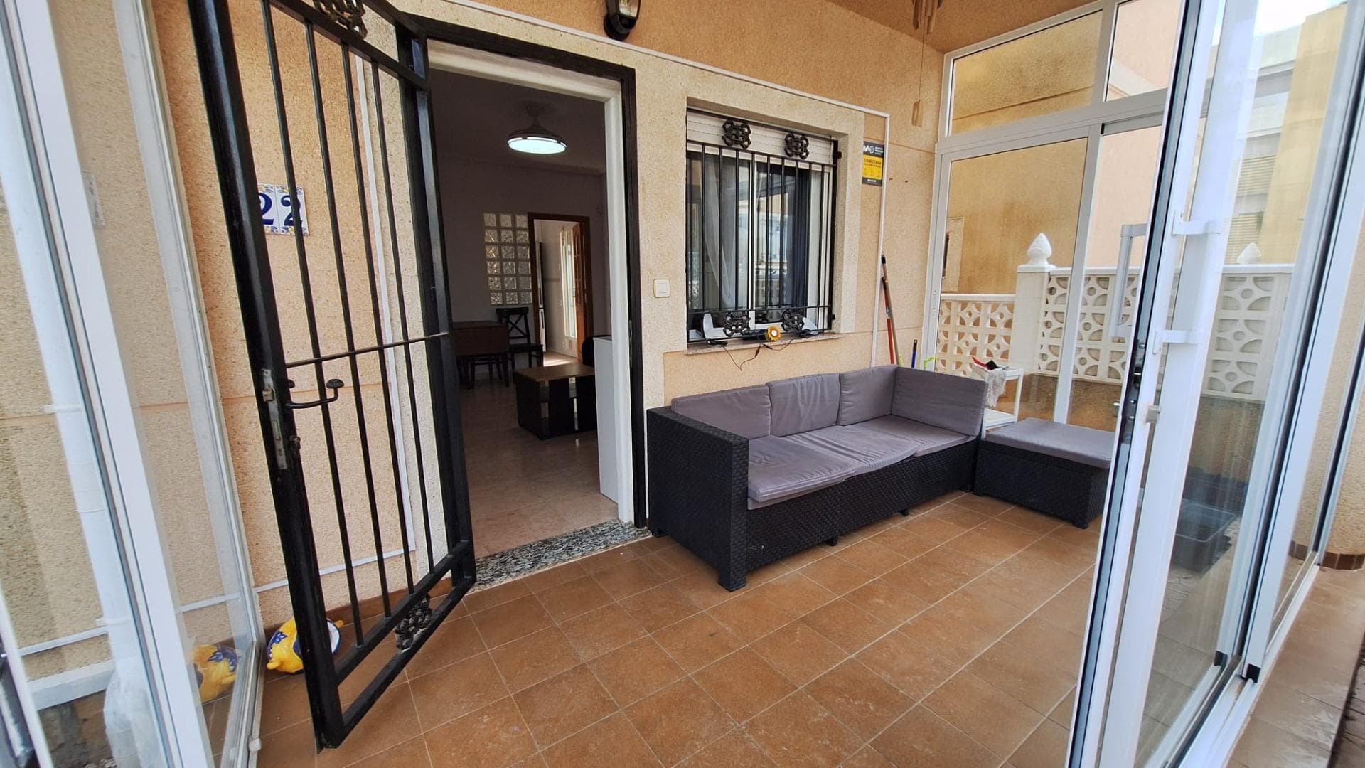 Te presentamos un encantador chalet de 72 m² de superficie. Esta propiedad cuenta con 3 amplias habitaciones dobles, un baño completo y un aseo, ofreciendo un espacio cómodo y funcional. La cocina está completamente equipada y la vivienda conserva un estilo original, con carpintería interior de madera que añade calidez al ambiente. La orientación este-oeste permite que la luz natural inunde los espacios, creando un hogar luminoso y acogedor. El suelo de baldosa y la carpintería exterior de aluminio lacado garantizan durabilidad y fácil mantenimiento. Entre los extras que ofrece esta propiedad se incluyen: agua, aire acondicionado, sistema de alarma, un balcón, un patio, y una terraza ideal para disfrutar del aire libre. Además, cuenta con techos altos, muebles, y está equipada con luz y televisión. Situado en una urbanización céntrica, tendrás acceso a una variedad de servicios como autobuses, supermercados, centros comerciales, hospitales, parques y zonas infantiles. También está cerca de universidades y colegios, así como de campos de golf, lo que lo convierte en un lugar perfecto para vivir. ¡No dudes en contactarme si deseas más información o si te gustaría programar una visita!