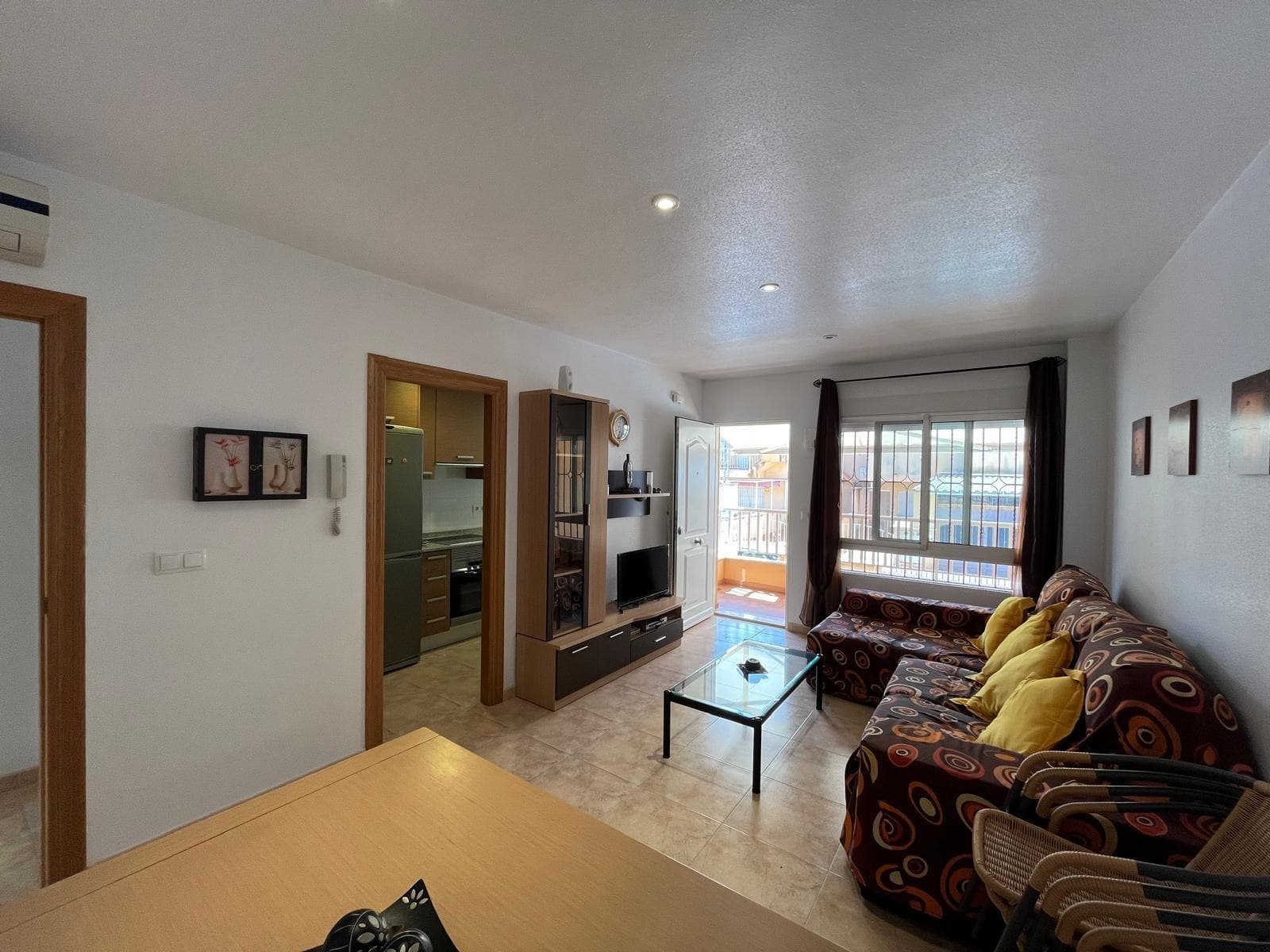 Te presentamos un encantador chalet de 72 m² de superficie. Esta propiedad cuenta con 3 amplias habitaciones dobles, un baño completo y un aseo, ofreciendo un espacio cómodo y funcional. La cocina está completamente equipada y la vivienda conserva un estilo original, con carpintería interior de madera que añade calidez al ambiente. La orientación este-oeste permite que la luz natural inunde los espacios, creando un hogar luminoso y acogedor. El suelo de baldosa y la carpintería exterior de aluminio lacado garantizan durabilidad y fácil mantenimiento. Entre los extras que ofrece esta propiedad se incluyen: agua, aire acondicionado, sistema de alarma, un balcón, un patio, y una terraza ideal para disfrutar del aire libre. Además, cuenta con techos altos, muebles, y está equipada con luz y televisión. Situado en una urbanización céntrica, tendrás acceso a una variedad de servicios como autobuses, supermercados, centros comerciales, hospitales, parques y zonas infantiles. También está cerca de universidades y colegios, así como de campos de golf, lo que lo convierte en un lugar perfecto para vivir. ¡No dudes en contactarme si deseas más información o si te gustaría programar una visita!