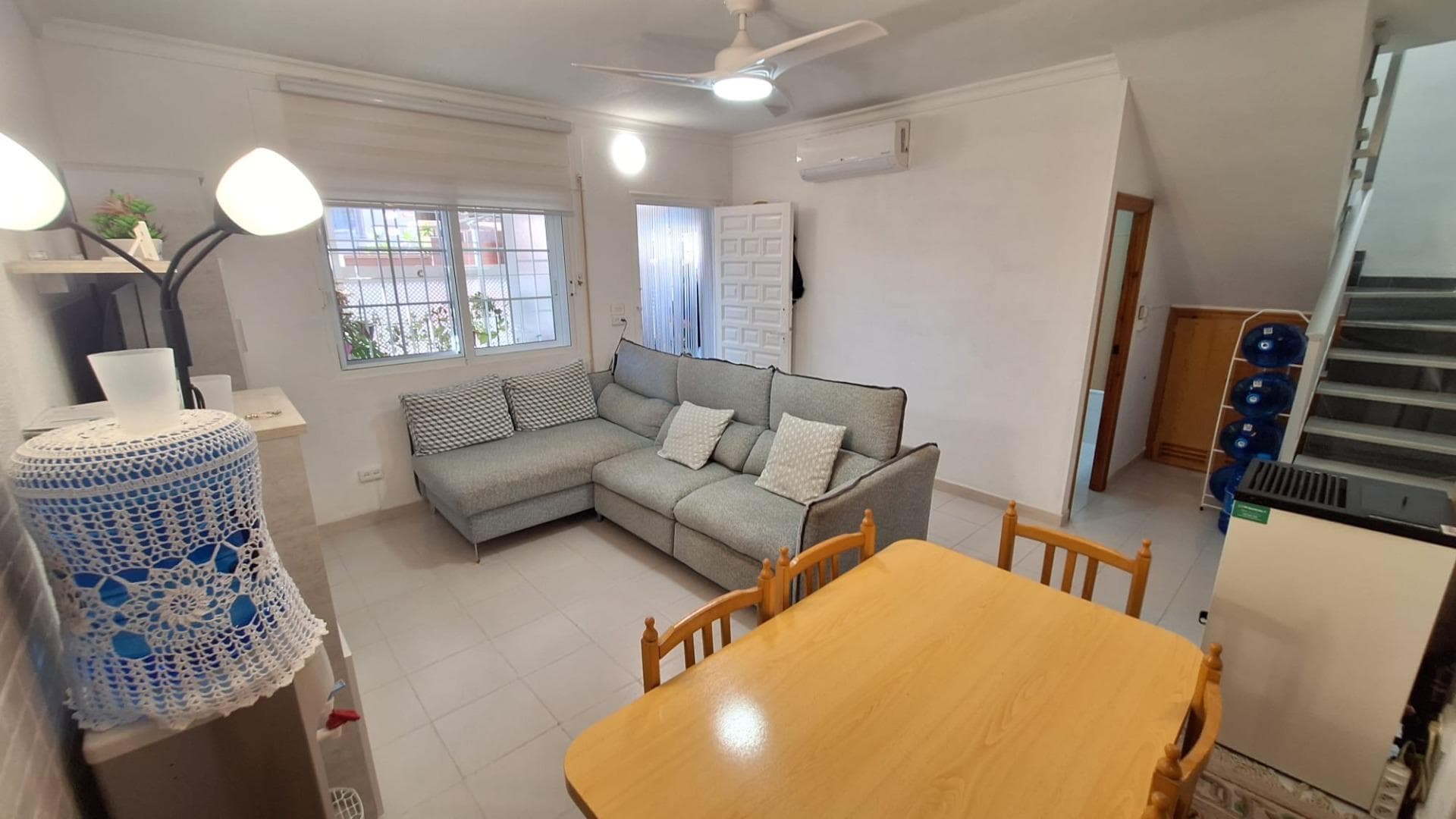 Exclusiva Casa-Chalet en San Pedro del Pinatar - ¡Tu hogar junto al mar! Te presentamos esta maravillosa casa de 86 m², ubicada a tan solo 400 metros de la playa, en una zona céntrica y de fácil acceso. La vivienda cuenta con una amplia terraza de 28 m² y un jardín privado con jacuzzi, ideal para disfrutar del sol y relajarte en un ambiente tranquilo. Distribución de la propiedad: 2 habitaciones luminosas, con armarios empotrados ,ventiladores , y aparatos de aire acondicionado en todas las estancias, 2 cuartos de baños completos. Cocina independiente equipada con electrodomésticos de alta gama (frigorífico, congelador, lavadora, secadora, lavavajillas), todos casi nuevos (¡menos 2 años de uso!). Salón-comedor con estufa para crear un ambiente cálido en invierno y sofá reclinable electrónicamente para tu máxima comodidad. En la planta baja, descubrirás 2 trasteros adicionales bajo la escalera, proporcionando un amplio espacio de almacenamiento. Balcón en el dormitorio principal con vistas al exterior. Extras que hacen la diferencia: Todos los muebles y electrodomésticos se quedan en la propiedad. Incluye electrodomésticos de calidad, como cafetera, tostadora, sandwichera y turbo mix. Aire acondicionado y calefacción para tu confort durante todo el año. Barbacoa y sistema de riego automático para tu jardín. Jacuzzi con agua caliente en el jardín, un espacio ideal para relajarte. Televisores en varias estancias, lo que proporciona una experiencia moderna y cómoda en cada rincón de la casa. Zona de paso con áreas infantiles y parques cercanos. Ubicación inmejorable: A tan solo unos minutos a pie de la playa. En un entorno cercano a centros comerciales, colegios, universidades, hospitales, parques y supermercados. Bien conectado con el transporte público y en una zona residencial tranquila y familiar. Una propiedad única, ideal tanto para vivir todo el año como para disfrutar de las vacaciones. ¡No pierdas la oportunidad de visitarla y hacerla tuya!