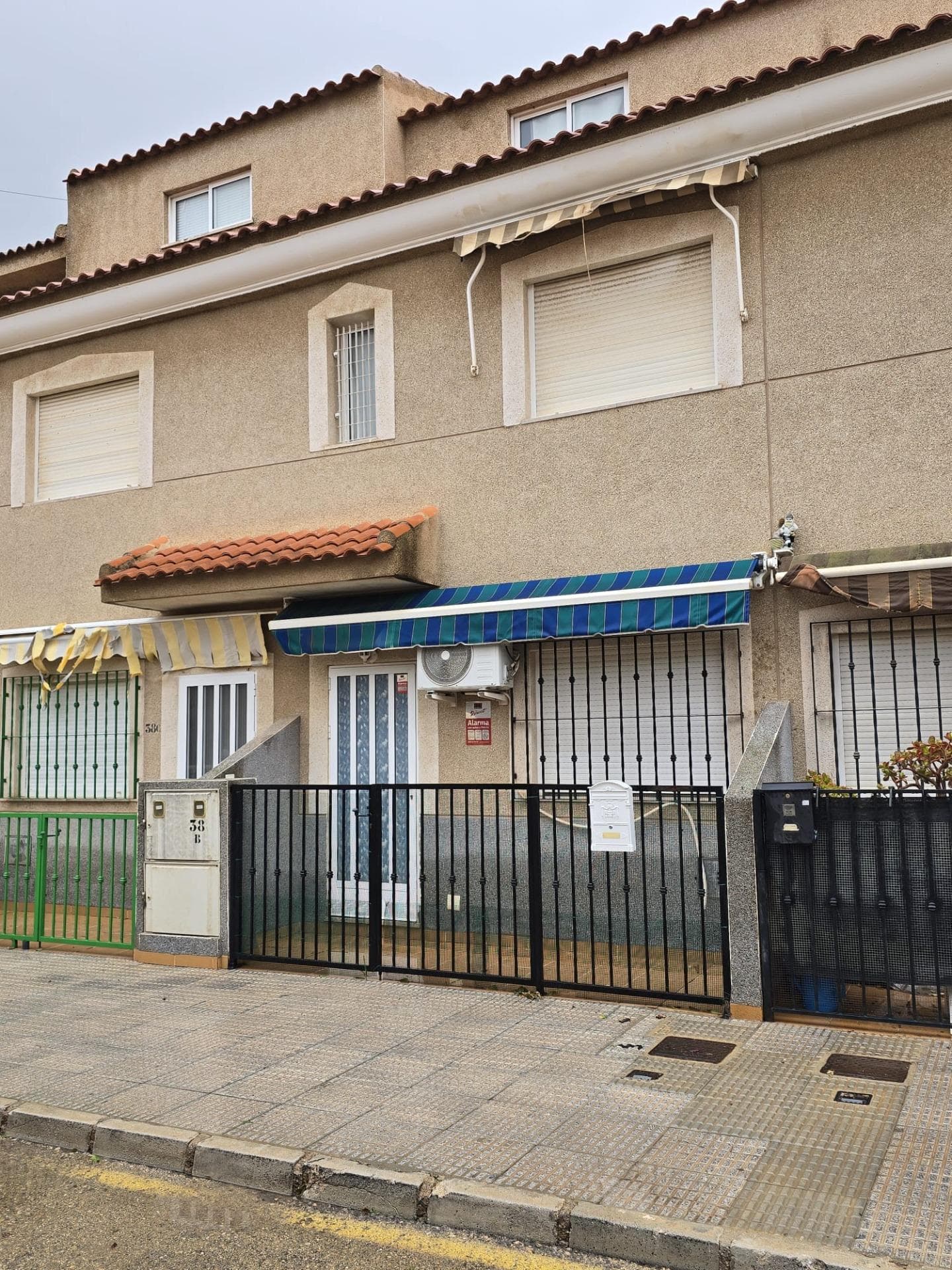 Dúplex en San Pedro del Pinatar a solo 300 metros de la playa. Se vende acogedor dúplex en la zona de San Pedro del Pinatar, con una superficie de 96 m² y a solo 300 metros de la playa. La vivienda cuenta con 2 dormitorios, 2 baños, y una distribución funcional ideal para vivir todo el año o como segunda residencia. Características de la propiedad: - Cocina equipada  - Carpintería interior de madera  - Carpintería exterior de aluminio lacado  - Suelo de baldosa  Extras y comodidades:  ✔ Aire acondicionado  ✔ Alarma de seguridad  ✔ Armarios empotrados  ✔ Balcón y terraza  ✔ Solárium  ✔ Trastero  ✔ Lavandería  ✔ Amueblado  ✔ Muy luminoso  Ubicación privilegiada: 📍 A pocos minutos de autobuses, colegios, universidades y hospitales 🏡 Rodeado de parques, zonas infantiles y supermercados ⛳ Cerca de campos de golf y centros comerciales 🌳 Entorno con árboles y espacios verdes  Una excelente oportunidad para disfrutar de un hogar en la costa con todas las comodidades. ¡Contáctanos para más información o para concertar una visita!