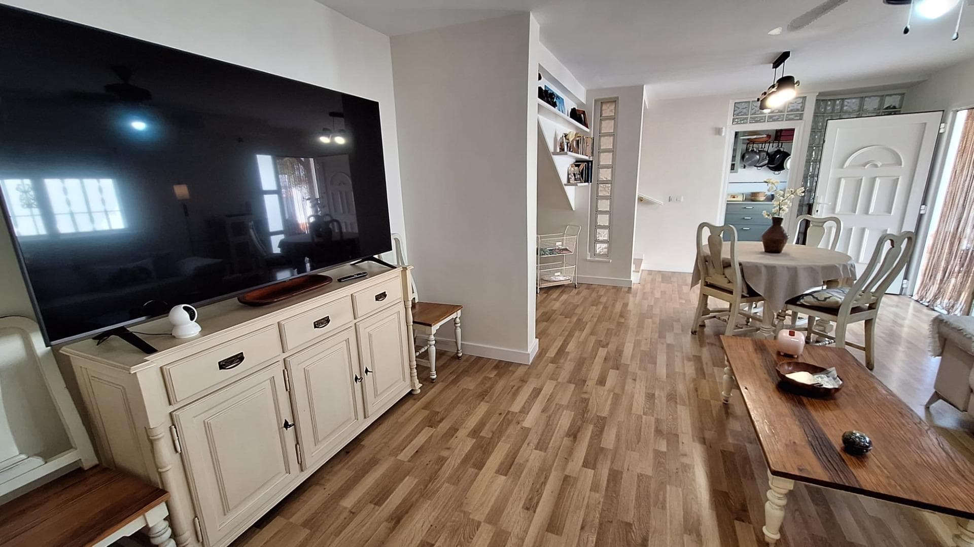 Impresionante Chalet en Torrevieja – Zona Los Balcones Disfruta de una vida cómoda y elegante en este espectacular chalet de 4 amplias habitaciones, 2 baños completos y 1 aseo. Su cocina completamente equipada es ideal para los amantes de la gastronomía y cuenta con detalles de alta calidad como carpintería interior de madera, suelos de gres y parquet, y carpintería exterior de PVC / Climalit que garantizan durabilidad y aislamiento. Características destacadas: Amplio salón luminoso con techos altos, Aire acondicionado para disfrutar todo el año, Piscina privada para relajarte al máximo, Solárium y terraza con vistas increíbles, Jardín y patio para disfrutar del aire libre, Trastero y lavandería para mayor comodidad, Balcón para momentos de relax, Alarma antirrobo para tu tranquilidad. Ubicación inmejorable: Este chalet se encuentra en una zona tranquila y céntrica, justo al frente de club del tenis, rodeada de todos los servicios que necesitas, como centros comerciales, supermercados, hospitales, colegios, parques y zonas infantiles. Además, está muy cerca de la universidad y campos de golf, lo que te permitirá disfrutar de una ubicación ideal para tu día a día. ¡No dejes pasar esta oportunidad de vivir en el hogar de tus sueños!