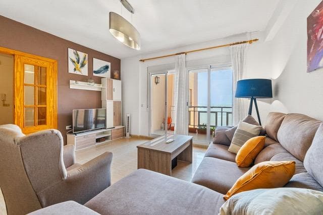 ¡Vive a solo 20 metros del mar! Te presentamos este fantástico apartamento en Lo Pagán, zona Villananitos, en primera línea de playa. Con una ubicación privilegiada y vistas al mar, esta vivienda es ideal tanto para residencia habitual como para segunda vivienda o inversión. Cuenta con 87 m² construidos muy bien distribuidos, una terraza de 6 m², 3 dormitorios amplios, un baño completo, y una cocina totalmente equipada. La propiedad se encuentra en perfecto estado, lista para entrar a vivir. Disfruta de una excelente orientación sur, que garantiza luminosidad durante todo el día. La vivienda está equipada con carpintería interior de madera, carpintería exterior de aluminio con climalit. Extras incluidos: •Armarios empotrados •Ascensor •Balcón •Puerta blindada •Trastero •Terraza con vistas despejadas •Muchísima luz natural Entorno inmejorable: Ubicada en una zona céntrica, con todos los servicios a tu alcance: supermercados, colegios, centros médicos, hospitales, parques, zonas infantiles, zonas comerciales, paradas de autobús, y acceso directo a la costa y al campo de golf. Gastos de comunidad: 221 € (trimestrales) Precio de venta: 199.000 € No dejes pasar esta oportunidad de vivir junto al mar en una de las zonas más demandadas del Mar Menor. ¡Contáctanos y agenda tu visita hoy mismo!