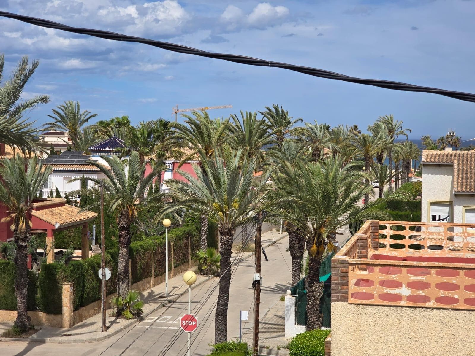¿Buscas un hogar con carácter, privacidad y a solo unos pasos del mar? ¡Esta joya en Cabo Roig, una de las zonas más exclusivas de la Costa Blanca, es perfecta para ti y tu familia! ☀️ ✨ Características destacadas: 🛏️ 4 amplios dormitorios con armarios empotrados – espacio para toda la familia o invitados 🚿 2 baños completos 🛋️ Salón-comedor espacioso con chimenea 🔥 – ideal para relajarte en invierno 🍳 Cocina independiente totalmente equipada 🌞 Terraza amplia y soleada 🌳 Jardín privado con zona de barbacoa – ¡perfecto para disfrutar al aire libre! 🏊 Piscina privada de 28 m² – para refrescarte en los días cálidos 📍 Ubicación ideal: 🏖️ ¡A solo unos metros de la playa de Cabo Roig! 🛒 A 5 minutos del centro comercial La Zenia Boulevard, con tiendas, restaurantes y ocio ✈️ A solo 40 minutos en coche de los aeropuertos de Alicante y San Javier 🏡 Situado en una zona residencial tranquila, perfecta para vivir todo el año o disfrutar en vacaciones ✅ Esta propiedad combina el encanto rústico mediterráneo con la comodidad moderna, en un entorno seguro y familiar. Una oportunidad única tanto para residencia habitual como para casa de vacaciones o inversión. 📞 ¡Contáctanos hoy y descubre tu nuevo hogar bajo el sol!