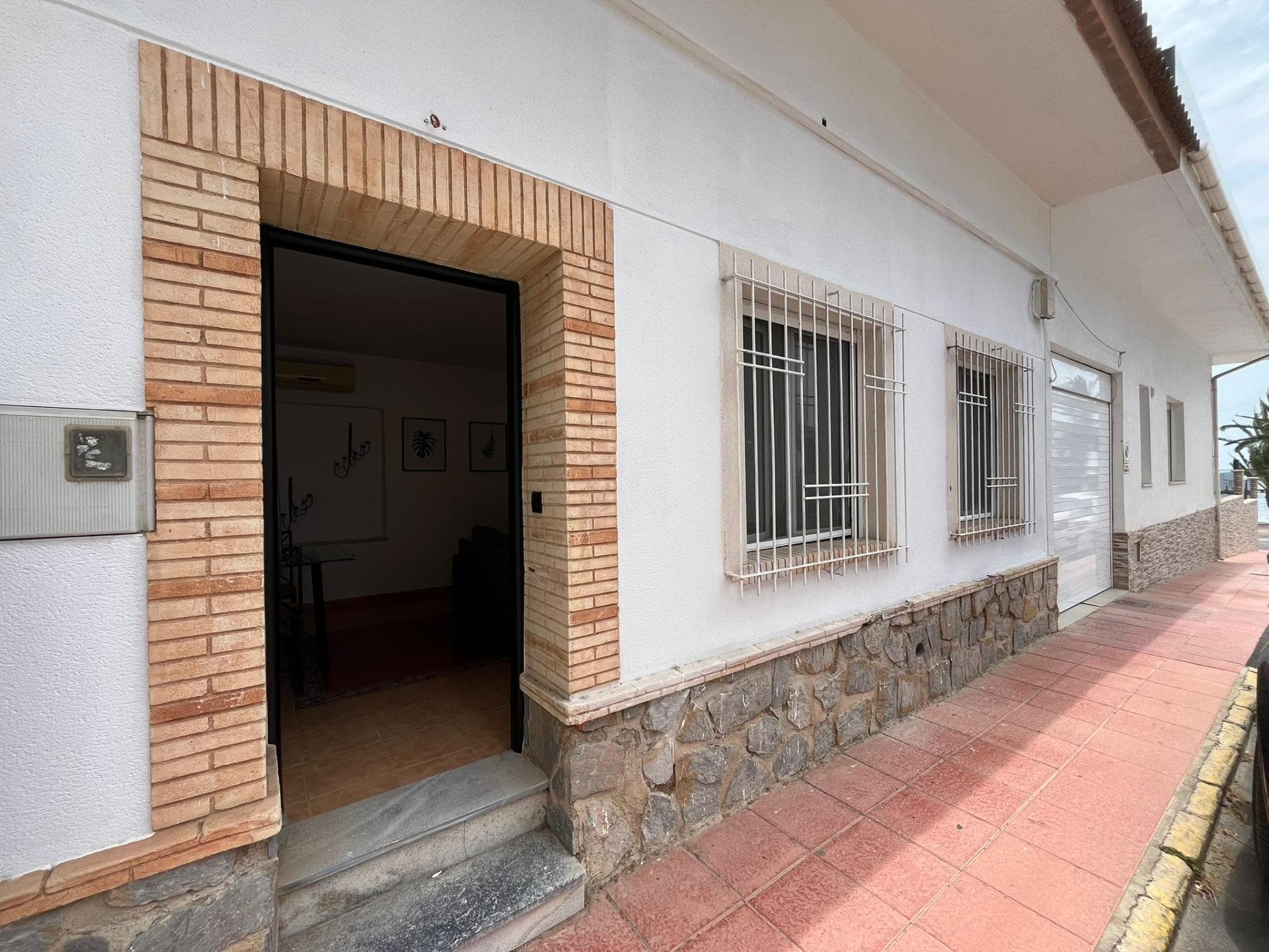 ¿Te imaginas despertar con la brisa marina y dar un paseo por la playa cada mañana? Este precioso dúplex reformado en Santiago de la Ribera, zona Playa, lo tiene TODO para que tú y tu familia vivan el auténtico estilo de vida mediterráneo. 📍 Ubicación inmejorable: 🏖️ ¡A solo 30 metros de la playa! 👀 Con vistas al mar desde tu propia casa 🚶 En zona céntrica, pero tranquila, rodeada de servicios 🏠 Características de la vivienda: 📐 65 m² construidos 🛏️ 3 habitaciones amplias y luminosas 🚿 2 baño completo 🍽️ Cocina totalmente equipada 🧺 Lavandería ☀️ Orientación sureste – luz natural todo el día 🪟 Carpintería interior y exterior de aluminio 🧱 Suelo de baldosa – práctico y resistente 🛋️ Techos altos – sensación de amplitud 🌿 Espacios exteriores para disfrutar: 🌞 Solárium 🌳 Patio privado 🌅 Terraza con vistas 🛠️ Extras que marcan la diferencia: ❄️ Aire acondicionado 🚪 Armarios empotrados 💡 Muy luminoso 💧 Agua y luz conectadas 🏙️ Entorno ideal para toda la familia: 🚌 Paradas de autobús cercanas 🏥 Hospitales y centros médicos 🏫 Colegios y universidad 🛍️ Supermercados y centros comerciales 🌳 Parques, zonas infantiles y áreas verdes ⛳ Cerca de campos de golf 🚶 Zona de paso con ambiente local y veraniego 💬 ¿Buscas una casa de vacaciones, una inversión o tu nuevo hogar junto al mar? 📲 Contáctanos para más información o para concertar una visita. 🌴 ¡Tu vida junto al mar comienza aquí!