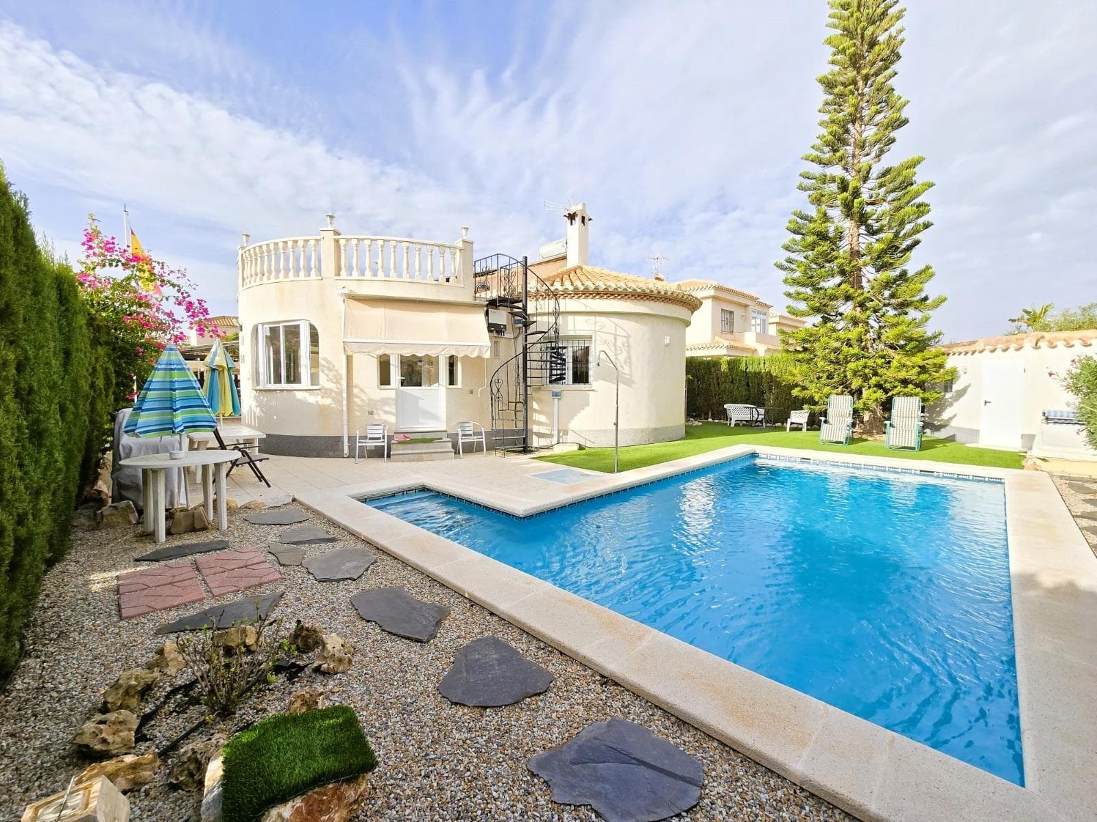 Your new home just 1 km from the sea is waiting for you! This magnificent detached villa of 150 m² combines modern design, comfort and energy efficiency in every corner. On the main floor you will find a large living room with fireplace 🔥, perfect for family gatherings or cosy evenings, as well as a spacious and fully equipped kitchen with direct access to the laundry-storage room and exit to the garden 🌿. The property has 3 bright bedrooms with fitted wardrobes, and 2 complete bathrooms with quality finishes, all air-conditioned with air conditioning and electric underfloor heating to maintain the ideal temperature in any season. The private plot of 500 m² offers multiple spaces: a 4x8 m heated swimming pool 🏊‍♂️ surrounded by an artificial lawn and terrace, two auxiliary storage rooms ideal for bicycles, tools or seasonal furniture, and a covered porch where you can enjoy outdoor meals. The house is designed for maximum efficiency and energy saving thanks to its 24 solar panels, which allow to reduce the electricity bill to less than 10 € per month, with special contract with Iberdrola ⚡. It also has gas installation, high-speed fibre optics, three-phase electricity, and two satellite dishes for perfect connectivity 📡. The 25 m² cellar-cellar is a versatile space that can be used for wine storage, as a gym, private office or leisure room 🎶. The automatic irrigation system keeps the fruit trees and ornamental plants in perfect condition 🌳, while the outdoor lighting with motion sensors provides security and practicality. The house also has a parking space for two vehicles 🚗🚗, automatic entrance gate and non-slip paving outside. Located in a quiet residential area but well connected, it is just a few minutes from supermarkets, schools, pharmacies, restaurants, sports areas and the La Zenia Boulevard shopping centre 🛍️. In addition, its proximity to fine sandy beaches makes this property an ideal option both for a permanent residence and as a holiday home or investment. A property that has it all: space, comfort, technology, sustainability and a privileged location by the sea. Don't miss this opportunity!