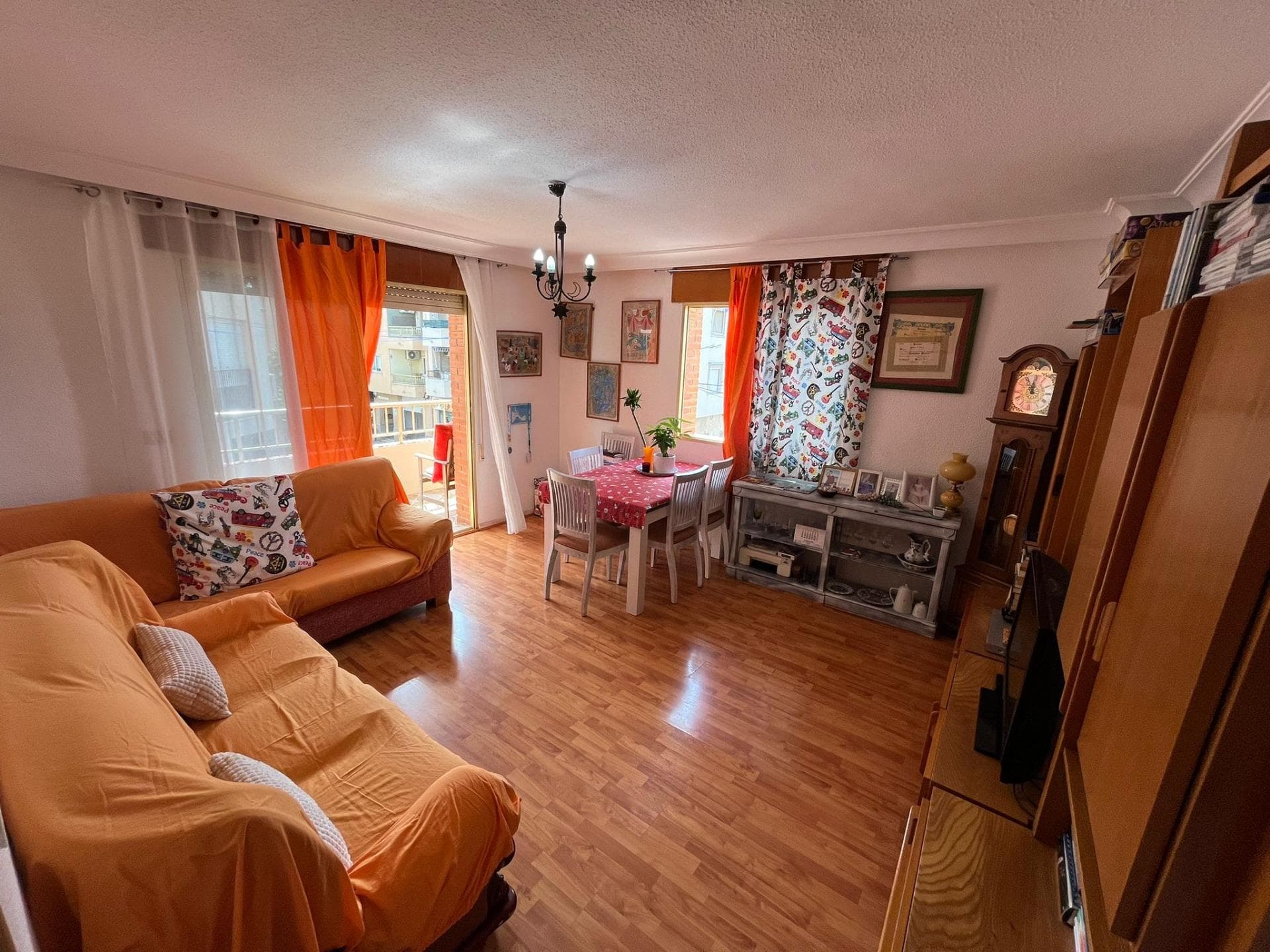 Descubre este espectacular apartamento ubicado en la tranquila zona de Villananitos, a solo 400 metros del mar. Con una superficie construida de 112 m² y un precio irresistible , esta propiedad es ideal para disfrutar del estilo de vida costero que siempre has deseado. 🌊🏡 El apartamento cuenta con 3 acogedoras habitaciones donde podrás relajarte después de un día soleado y dos modernos baños perfectos para tu comodidad. Además, dispone de parking privado 🚗, ascensor facilitando tus traslados diarios. La ubicación es inmejorable: rodeada por frondosos árboles 🍃 y cerca encontrarás autobuses 📍 que conectan fácilmente con otras zonas importantes; así como colegios 🎓 , hospitales 🏥 y centros comerciales 🛒 al alcance también. No olvidemos las áreas infantiles 👶🏻🌼 ideales para los más pequeños o simplemente disfrutar al aire libre bajo el sol Mediterráneo ☀️. ¡Ven a visitar este hermoso espacio lleno potencial y hazlo realidad antes que sea demasiado tarde!