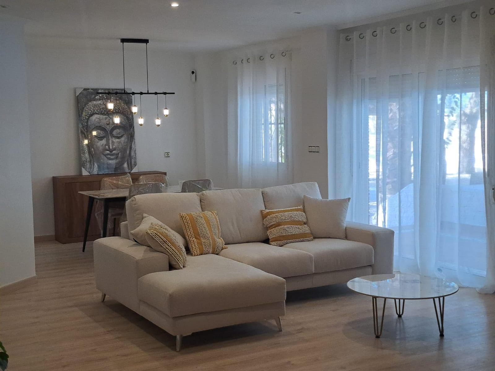 Welcome to your new home! This charming villa of 12000 m² offers you an unrivalled space to enjoy with your family. With a plot size of 10.5, you will have the perfect garden 🌳 where your children can play and explore nature. It has five spacious double bedrooms 🛌, ideal for resting after a long day, as well as three bathrooms that ensure total comfort for all members of the household 🚿. Located just 1000 metres from the sea 🌊, you can delight in sunny days on the beach whenever you wish. The property is in good condition and stands out for its luminosity as it is completely exterior ☀️; it also has a beautiful terrace perfect for relaxing while enjoying the fresh air 🍃. The location is ideal: close to buses 🚍, shopping centres 🛒 and schools 🎓; everything you need is right around. There are also nearby children's areas 👶🏼 where the little ones can have fun without worries. Don't miss this unique opportunity 🤩 Come and visit this spectacular villa before it's too late!