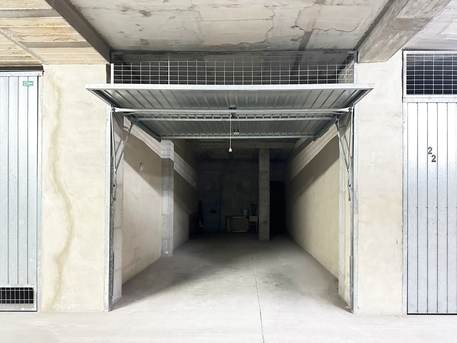 Spacious garage in Playa Flamenca for sale only. No rentals!

The garage is located in an INDOOR GROUND LEVEL car park in the Las Palmeras X Complex, along the market road.

Easy access and individual garage door. 24,44 m2 built + 12 m2 common area