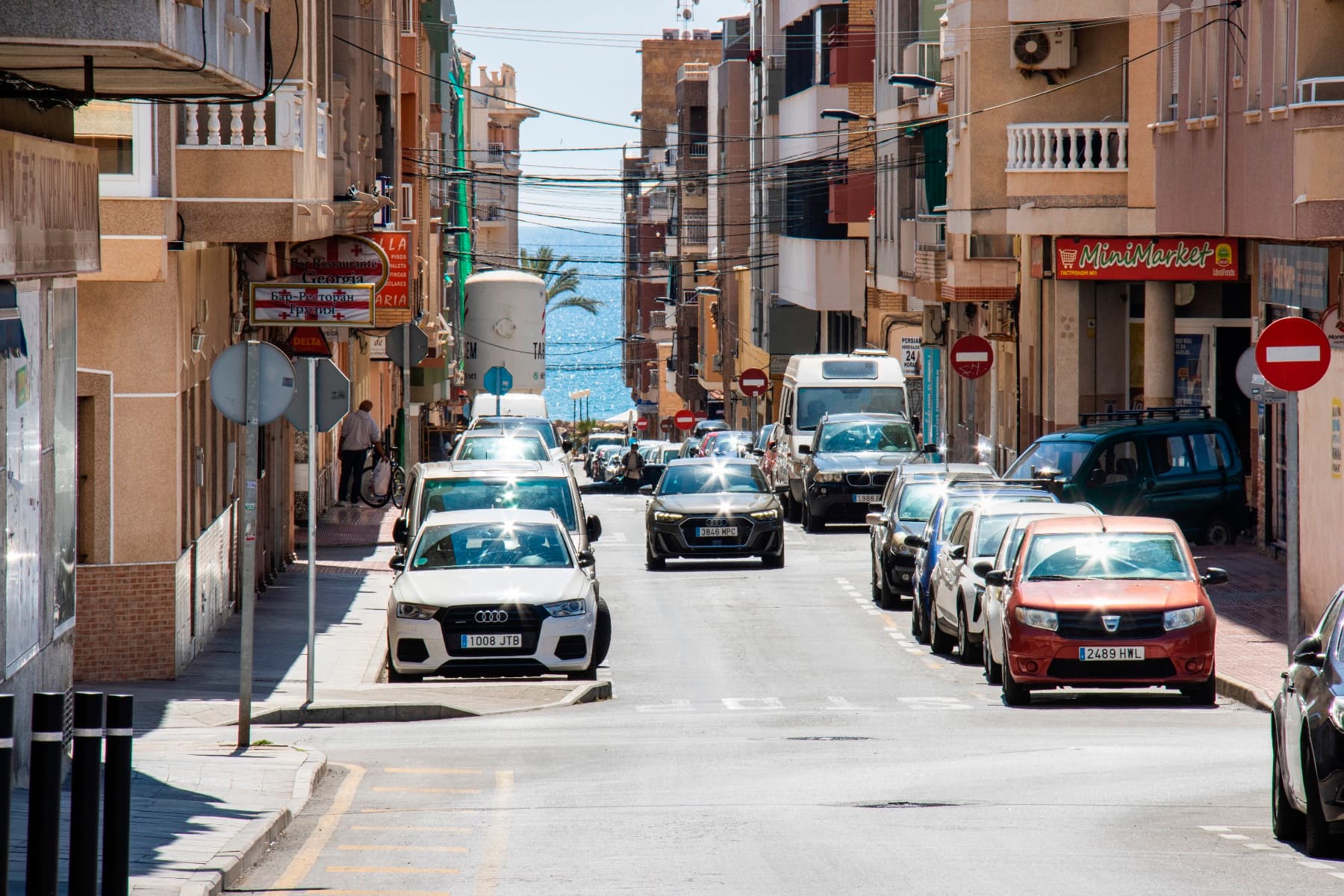 Se vende un apartamento, reformado en el centro de la ciudad de Torrevieja, con una superficie de 79 m2. El apartamento tiene dos dormitorios, un baño, cocina integrada con la sala de estar y una terraza acristalada.

Después de la remodelación completa, en la que se han reemplazado:

* Ventanas por modernas nuevas ventanas de doble acristalamiento

* Puertas nuevas, elegantes y de alta calidad

* Instalación eléctrica y fontanería nuevas

* Paredes y techos nivelados, lisos y pintados en tonos neutros

* En cada habitación hay aire acondicionado, cada uno conectado a una unidad externa. El sistema de drenaje de condensación está conectado al alcantarillado (no es necesario sacar agua del aire acondicionado)

* Suelo radiante en todo el apartamento

* Se ha instalado una hermosa iluminación interior

* ⁠Nueva cocina moderna con electrodomésticos integrados: lavavajillas,

horno, cocina, campana extractora, nevera.

En el complejo residencial hay una piscina comunitaria.

Distancia a la playa principal de Del Cura 700 metros.