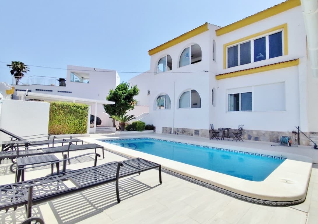 This is a spacious and generous house with 186.72 square metres of living space, offering the possibility of creating two separate apartments. In total, it has 4 bedrooms, 3 bathrooms, 2 kitchens, several living and dining rooms, as well as a covered terrace and a roof terrace with stunning views of the sea and the salt lakes around Torrevieja. There is a practical outdoor area with a swimming pool, conservatory and outdoor bathroom. A comfortable home that is ready to move into, with space for the whole family, where everything works and is in good condition. 

Large and comfortable villa with a large plot in picturesque surroundings!

The house was built in traditional style but has been modernised inside over the years and is of a good standard.

It is a spacious and generous house with 186.72 square metres of living space, offering the possibility of creating two separate apartments. In total, it has 4 bedrooms, 3 bathrooms, 2 kitchens, several living and dining rooms, as well as a covered terrace and a roof terrace with stunning views of the sea and the salt lakes around Torrevieja. There is a practical outdoor area with a swimming pool, conservatory and outdoor bathroom. A comfortable home that is ready to move into, with space for the whole family, where everything works and is in good condition. The house is located in a quiet area with many permanent residents.

