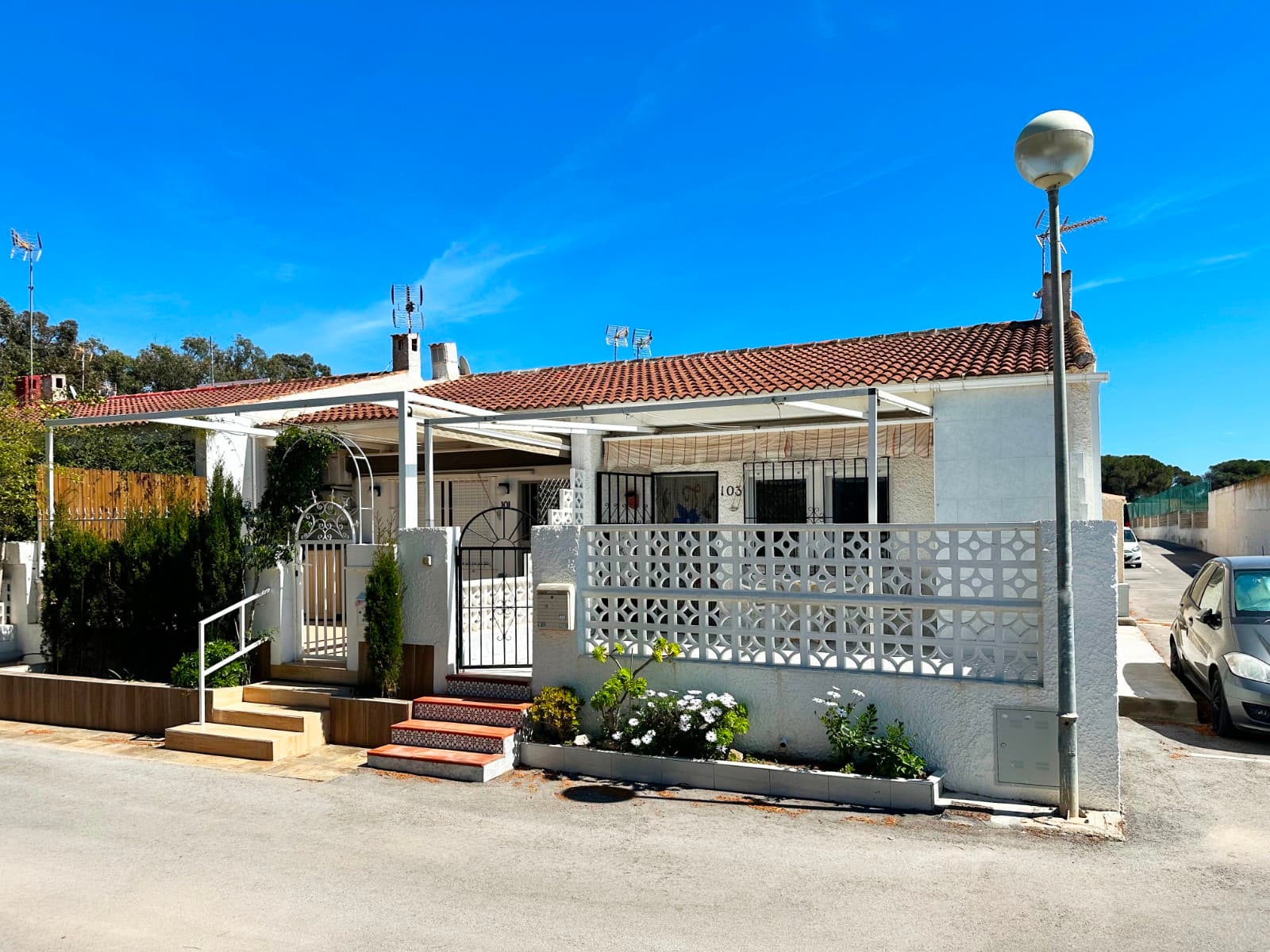 Traditional semi-detached bungalow comprising a living-dining room, separate kitchen with patio, two bedrooms and a bathroom, with a spacious terrace and storage room.Pinomar in Guardamar del Segura, Alicante, is renowned for its bungalow development and its proximity to fine sandy beaches and natural dunes, such as Les Ortigues Beach. Situated on the Costa Blanca, it offers a peaceful setting between the Mediterranean Sea and La Mata Natural Park, ideal for families. The area is close to extensive, quiet beaches, including dune areas, with relatively easy access to El Camp beach and other beaches in the municipality such as Los Tusales or La Roqueta.Natural surroundings: It is characterised by its proximity to the Guardamar dunes and wooded areas, offering an authentic Mediterranean landscape.Although it is a quieter area than the centre of Guardamar, it is just a few minutes’ drive from the town centre, providing access to restaurants, supermarkets and healthcare facilities.It is well connected, making it easy to reach other coastal towns such as Torrevieja.This property represents not only an exclusive home but also an excellent investment in an area where property values continue to rise rapidly. Don’t miss out on this unique opportunity!