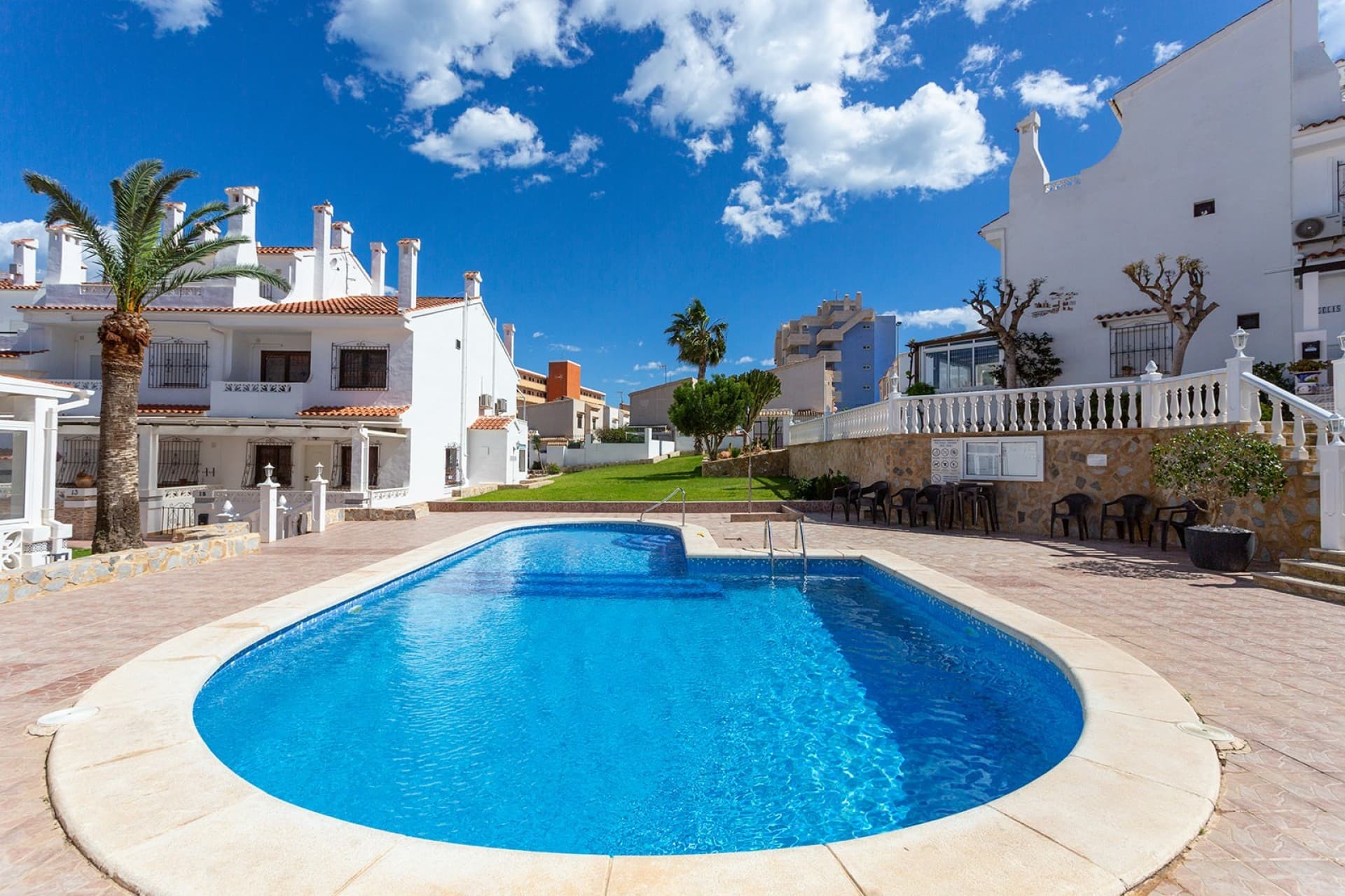 En una ubicación privilegiada, a poca distancia a pie de la extensa playa de arena de La Mata, se encuentra esta elegante y bien cuidada vivienda. Perfecta como residencia permanente, casa de vacaciones o inversión en la Costa Blanca.

La vivienda cuenta con una amplia terraza delantera y un solárium, ideal para disfrutar del aire libre durante todo el año. En el interior encontrará un salón comedor diáfano y luminoso con una moderna cocina abierta que, además de práctica, es muy llamativa. Además, hay tres cómodos dormitorios, dos bonitos cuartos de baño y mucho espacio de almacenamiento.

 

Disfrute al máximo del bonito jardín comunitario y de la amplia piscina comunitaria.

 

Ventajas de esta vivienda:

 

 Amplia terraza delantera y solariúm   soleado

 Cocina abierta moderna y muy   funcional

 3   dormitorios y 2 baños

 Lista para entrar a vivir y amueblada

 Mucho   espacio de almacenamiento

 A poca distancia de la playa,   tiendas, restaurantes y transporte público

 Situada en una zona tranquila y bien   comunicada

 

Esta vivienda ofrece la combinación perfecta de comodidad, ubicación y espacio. ¿Quiere mudarse sin preocupaciones? Aquí puede hacerlo.

 

No pierda esta oportunidad y descubra la vida bajo el sol de España.


