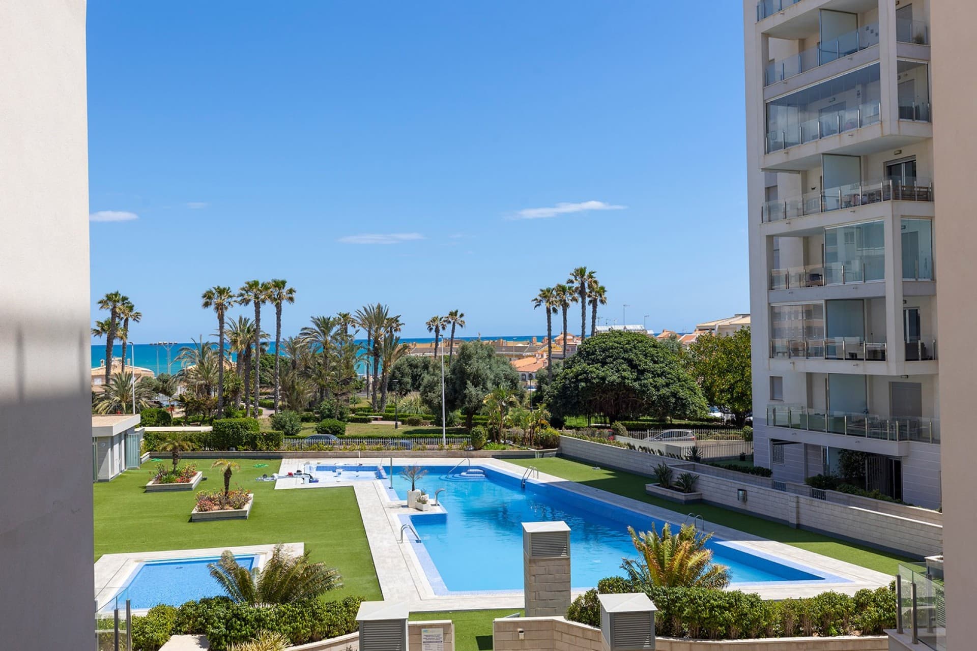 ¿Está buscando un apartamento moderno en venta en España con vistas frontales al mar, en una ubicación privilegiada cerca de la playa? Entonces, este apartamento listo para entrar a vivir en La Mata es exactamente lo que está buscando. Situado en la hermosa Costa Blanca, cerca de las extensas playas de arena de La Mata, esta propiedad combina lujo, comodidad y una excelente oportunidad de inversión.

Por qué este apartamento en La Mata es tan especial:

 

 2   amplios y luminosos dormitorios

 2 modernos cuartos de baño con platos   de ducha

 Amplio salón comedor con cocina   abierta y totalmente equipada

 Gran terraza con impresionantes   vistas frontales al mar y a la piscina comunitaria

 Totalmente listo para entrar a vivir: incluye mobiliario de alta calidad,   decoración y menaje completo

 Plaza de aparcamiento subterráneo   incluida en el   precio

 Situado a paso de la playa,   tiendas y restaurantes

 Residencia con una preciosa piscina   comunitaria en buen estado

 

Esta propiedad es ideal como segunda residencia junto al mar, pero también es muy adecuada como inversión inmobiliaria en España gracias a su alto rendimiento en alquiler.

 

Esta es una oportunidad única para invertir sin preocupaciones en un precioso apartamento en la Costa Blanca. ¿Está interesado? Póngase en contacto con nosotros hoy mismo para obtener más información o concertar una visita.

