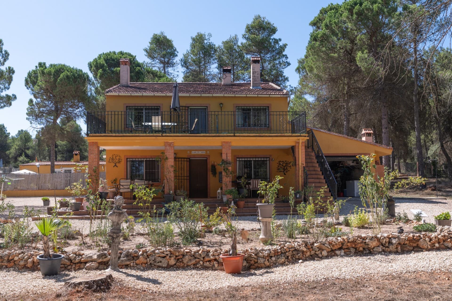 This unique estate in Bocairent offers everything you need for spacious, versatile and comfortable living in one of Valencia's most beautiful natural areas. After a trip through the idyllic valley, you drive onto the estate via the beautiful gravel path and find yourself in a natural paradise.

With two well-maintained, completely independent houses, a plot of no less than 9,142 m² and a built area of 450 m², this is ideal for large families, multiple occupants (plenty of privacy) or as a tourist investment.

First house: 8 bedrooms spread over 2 floors

• 2 floors connected by an internal staircase and separate external access (ideal for separate living).

• Each floor has:

✔ 4 bedrooms

✔ 1 full bathroom with toilet

✔ Equipped kitchen

✔ Living room with lovely fireplace

✔ Covered terraces with great views!

Extra: spacious garage for 1 car or extra storage.

Second residence (casita) – completely independent and free

• 3 bedrooms

• Living room

• 1 bathroom

• Modern kitchen

The outdoor space and extra facilities are also impressive:

• Fantastic private swimming pool (7x4 m) with well-maintained pump system

• Outbuildings with: storage, outdoor kitchen, separate toilet and storage for wood-burning fireplaces

• Two separate entrances to the plot. This makes it ideal for rental or occupancy by several families with plenty of privacy.

• Ample parking spaces

• Beautiful expansive front and back garden with lots of trees and lovely vegetation. The entire plot is neatly fenced.

Located in beautiful Bocairent, an area full of nature, tranquillity and authentic Spanish charm. Perfect for living and enjoying the outdoors. In the middle of the Sierra de Mariola Natural Park with unlimited opportunities for hiking with panoramic views, beautiful mountain bike trails and much more. Close to the larger towns of Ontinyent and Alcoy. The beautiful beaches of Oliva, Gandia and Denia are less than an hour's drive away.

Contact us today for more information and to schedule a viewing.