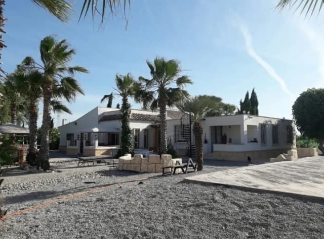 Esta finca ofrece muchas posibilidades, es muy amplia y está ubicada en una zona tranquila. Posiblemente se pueda convertir en B & B.

 Gran dominio con piscina muy grande, jacuzzi, BBQ, paddock con cuadras, instalaciones deportivas, en fin, muy funcional y apto para múltiples usos.

 7 dormitorios, 3 baños, 3 salones, cocina totalmente equipada, garaje, trastero, amplias terrazas, etc.

 Equipado con calefacción y aire acondicionado.

 ¡Amueblado!

 Situado cerca del casco histórico de Orighuela, a unos 30 km de las hermosas playas de Guardamar, a 45 km de Torrevieja ya 30 minutos del aeropuerto de Alicante.

 Contáctenos para más información o visualización.



