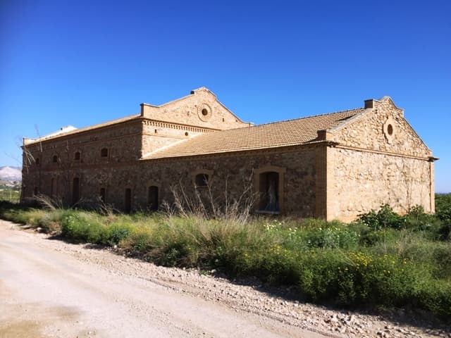 Este hermoso edificio histórico todavía contiene todos los ingredientes de la época en que todavía estaba en funcionamiento.

 Fue construido en 1900 y se describe como una nave industrial con una superficie construida de 842 m² en una parcela de 1000 m²

 ¡Dentro hay un verdadero museo!

 Inicialmente aquí se producía vino y aceite de oliva y todas las barricas, prensas, etc. todavía están en el edificio.

 Esta propiedad ofrece muchas posibilidades siempre que se realicen las renovaciones y reparaciones necesarias.

 Por ejemplo, sería ideal para el establecimiento de una bodega / restaurante con un museo contiguo.

 Contáctenos para más información o una visita al edificio.