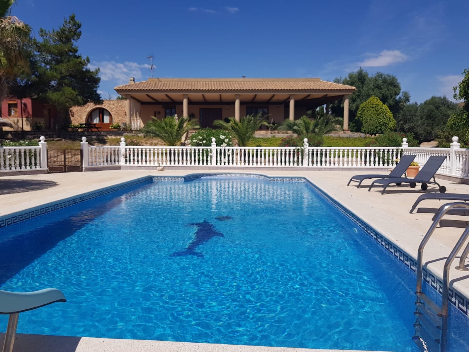 Esta finca está situada en El Esparagal en Murcia.

 Una hermosa finca con numerosas posibilidades, esta joya escondida sin duda rezuma encanto y atractivo. La finca, una finca tradicional española, irradia una atmósfera de tranquilidad y belleza, rodeada de naturaleza exuberante y un entorno tranquilo.

 La arquitectura de la finca está impregnada de elementos auténticos, como paredes de piedra rústica, azulejos de terracota y detalles en madera que reflejan el carácter de la región. El conjunto irradia una elegancia atemporal y forma un conjunto armonioso con el paisaje circundante.

 Lo que hace realmente especial a esta finca son las innumerables posibilidades que ofrece. Ya sea un extenso jardín con exuberante vegetación, una piscina que invita a refrescarse en los días calurosos o varios espacios que pueden transformarse en rincones acogedores o habitaciones funcionales, esta finca parece haber sido diseñada pensando en la versatilidad.

 El término "joya escondida" sugiere que esta finca no llama la atención de inmediato, pero por lo tanto resulta aún más sorprendente y encantadora cuando se descubre. Parece como si esta propiedad hubiera sido escondida deliberadamente, convirtiéndola en un tesoro secreto para quienes se toman el tiempo de encontrarla.

 En resumen, esta hermosa finca encarna la combinación perfecta de elegancia tradicional, versatilidad y un toque de misterio, convirtiéndola en una propiedad única y encantadora.