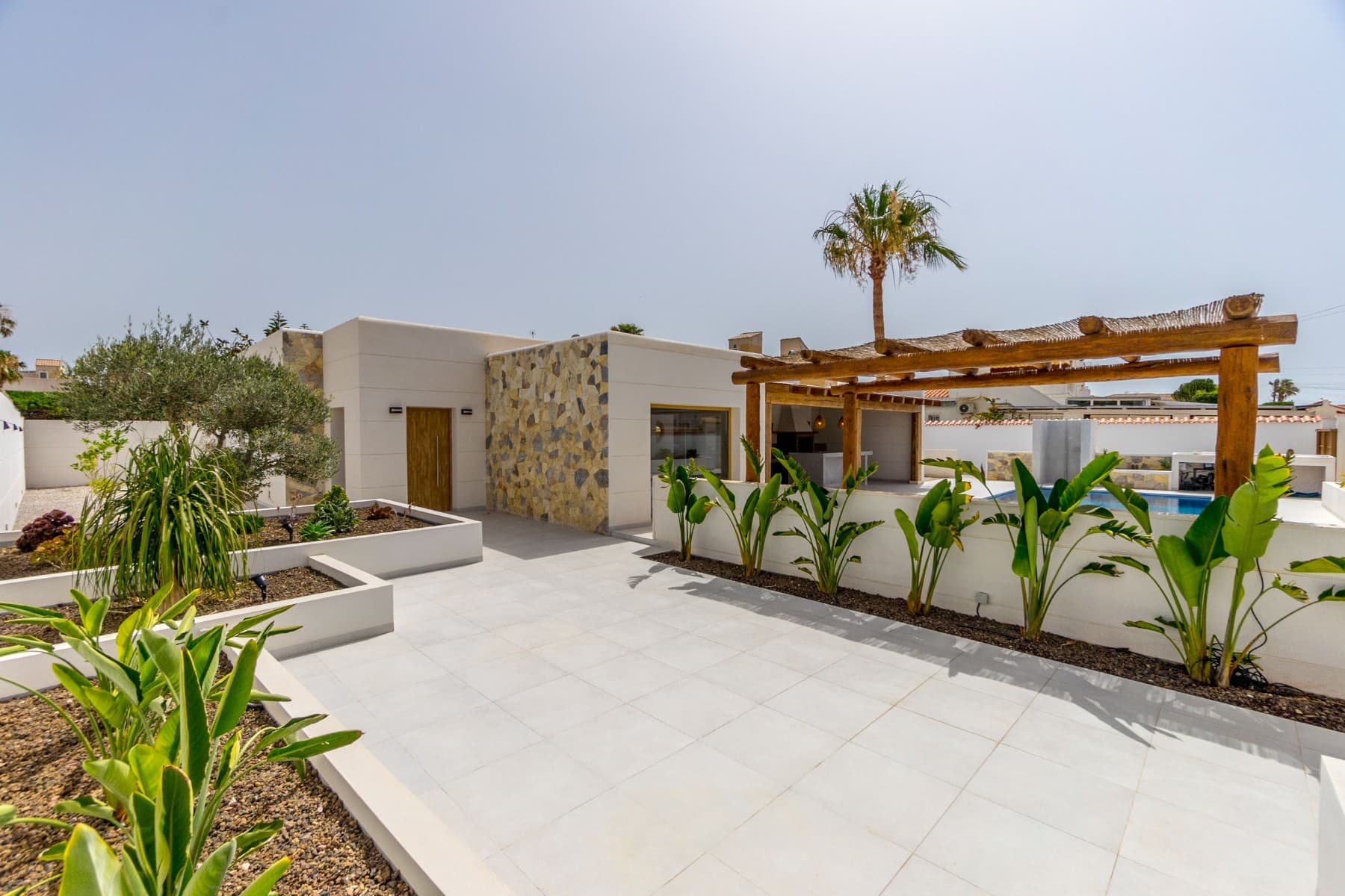 Beautiful Ibiza style villa with 4 bedrooms and 3 bathrooms on the Costa Blanca south.

 This beautiful Ibiza-style villa offers a perfect combination of luxury, comfort and stylish furnishings. The house has four spacious bedrooms and three modern bathrooms, making it ideal for families or groups looking for a luxurious holiday home.

 Living area and kitchen The spacious living area is tastefully decorated and flows seamlessly into the open kitchen. This modern kitchen is fully equipped with high-quality appliances and offers direct access to a covered terrace, allowing indoor and outdoor living to blend effortlessly.

 Outdoor area The villa has a beautiful covered terrace with outdoor kitchen, perfect for relaxation and outdoor dining. The attractive garden is an oasis of peace and privacy, and houses a large swimming pool of 4x8 meters, where you can enjoy refreshing dives or simply relax by the water.

 Additional amenities There is also a spacious driveway that can accommodate several cars, ensuring you and your guests always have plenty of parking.

 This villa is the perfect choice for those who want to enjoy a luxurious lifestyle in a serene and beautiful environment, in the unique atmosphere of Ibiza.