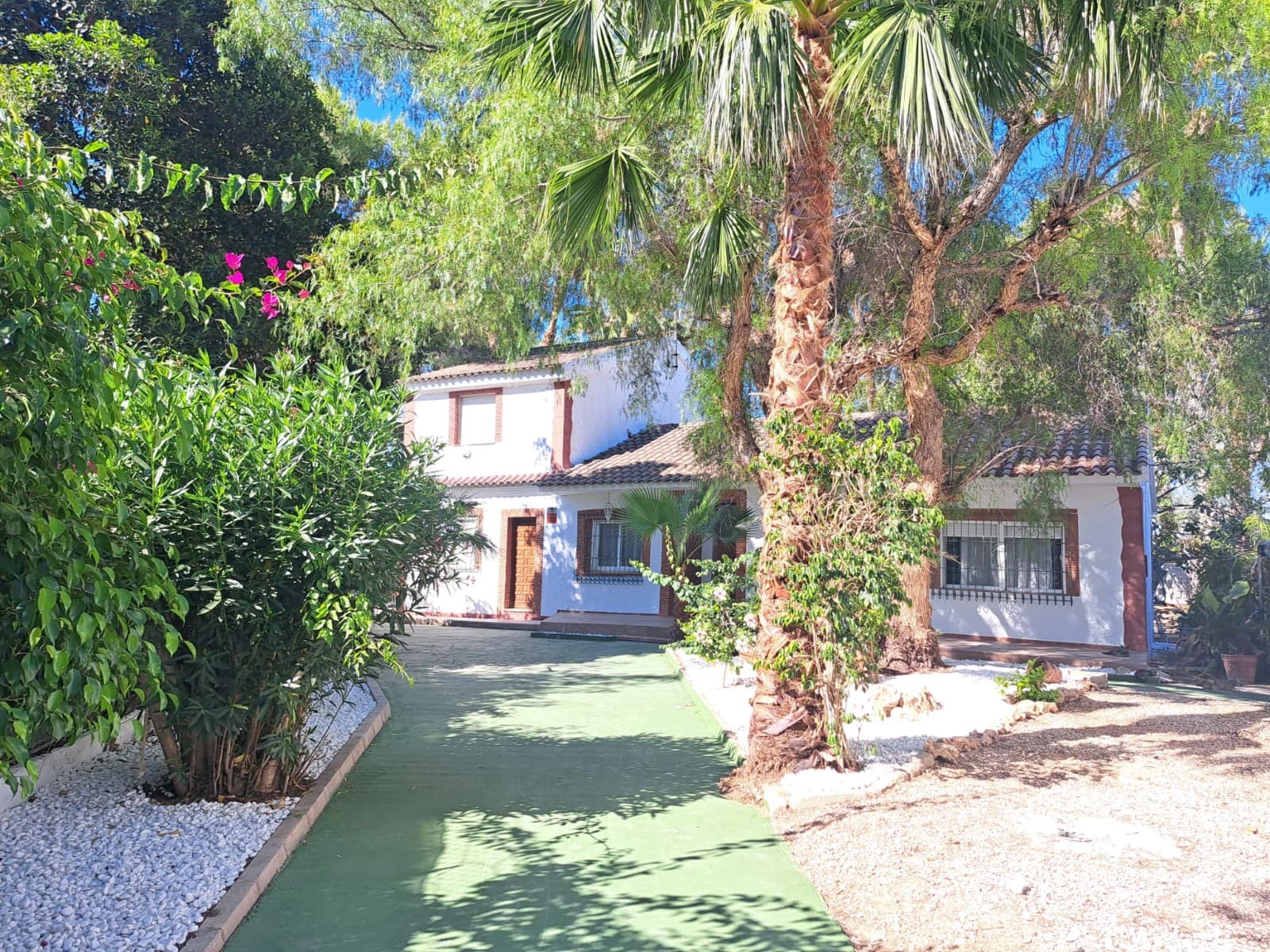 A typical Spanish finca located in Desamparados (orihuela) 30 minutes from the coasts and 5 minutes from all utilities.

 This finca offers a harmonious combination of traditional charm and modern comforts, located in a quiet and picturesque area, ideal for both permanent living and holidays.

 The terrain

 Size : 11,000 m² Landscaped Area : 1,500 m² fully landscaped with a variety of plants, including colorful flowers, fragrant herbs, olive and orange trees, and Mediterranean shrubs. The landscaped area has a well-maintained lawn and graceful garden paths. Swimming pool : A beautiful swimming pool 4x8, strategically located so that it benefits from maximum hours of sunshine. Around the pool there are comfortable sun loungers, parasols and a covered lounge area for relaxation in the shade.

 The Finca

 Bedrooms : 5 spacious bedrooms, each with large windows letting in plenty of natural light. The bedrooms are tastefully decorated in a rustic style. Bathrooms : 3 modern bathrooms, equipped with high-quality materials. Each bathroom has a walk-in shower, sink with storage space and a toilet. One of the bathrooms is ensuite to the master bedroom. Kitchen : A closed kitchen, fully equipped with modern appliances such as a stove, oven, refrigerator, dishwasher and microwave. The kitchen has plenty of work space and storage, and a cozy dining area for informal meals.

 Other characteristics

 Living area : A spacious living room with a fireplace, comfortable seating and large windows overlooking the landscaped grounds and pool. Dining room : A separate dining room, ideal for family meals and entertaining guests, with direct access to a terrace. Terraces : Several covered and open terraces surround the finca, perfect for enjoying the serene surroundings and the warm Spanish climate. Outbuildings : Possibly a small storage space or a guest house on the property, depending on the specific finca.

 .