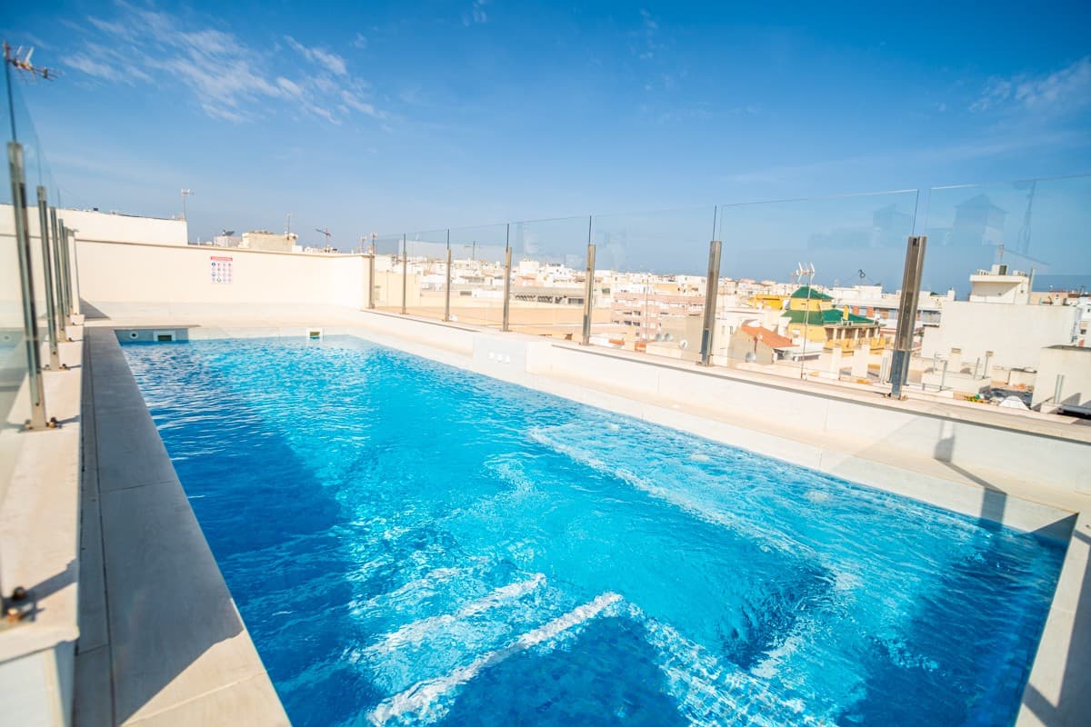 En venta: Moderno apartamento de 3 dormitorios en planta baja en Torrevieja – ¡A solo 50 metros de la Playa del Cura!

 Vive tu sueño a solo 50 metros de la hermosa Playa del Cura en este impresionante apartamento de 3 dormitorios en planta baja, totalmente amueblado. Ofreciendo un estilo de vida moderno con todas las comodidades, esta propiedad es perfecta para quienes buscan un hogar con estilo en una ubicación inmejorable.

 Características principales:

 3 Dormitorios – Amplios y luminosos, ideales para vivir en familia o invitados. 2 baños , incluido un lujoso baño en suite en el dormitorio principal. Completamente amueblado , listo para mudarse con muebles modernos y elegantes. Cocina totalmente equipada : electrodomésticos incluidos para una vida más sencilla. Ubicación en planta baja : fácil acceso sin escaleras, perfecto para todas las edades. Piscina comunitaria en la azotea : disfrute de impresionantes vistas y relájese junto a la piscina, a solo un paso. Acceso por ascensor : fácil acceso a todos los pisos, incluida la piscina de la azotea. Ubicación privilegiada : a solo 50 metros de la Playa de los Locos, perfecta para un estilo de vida costero.

 Extras:

 Almacenamiento : disponible para comprar en una etapa posterior, lo que ofrece mayor comodidad.

 Este apartamento ofrece lujo y practicidad, con todos los servicios locales, restaurantes y tiendas cerca. ¡No deje pasar esta fantástica oportunidad de vivir a pasos de la playa y con acceso a excelentes instalaciones!

 ¡Contáctenos hoy para programar una visita y hacer suya esta hermosa propiedad costera!