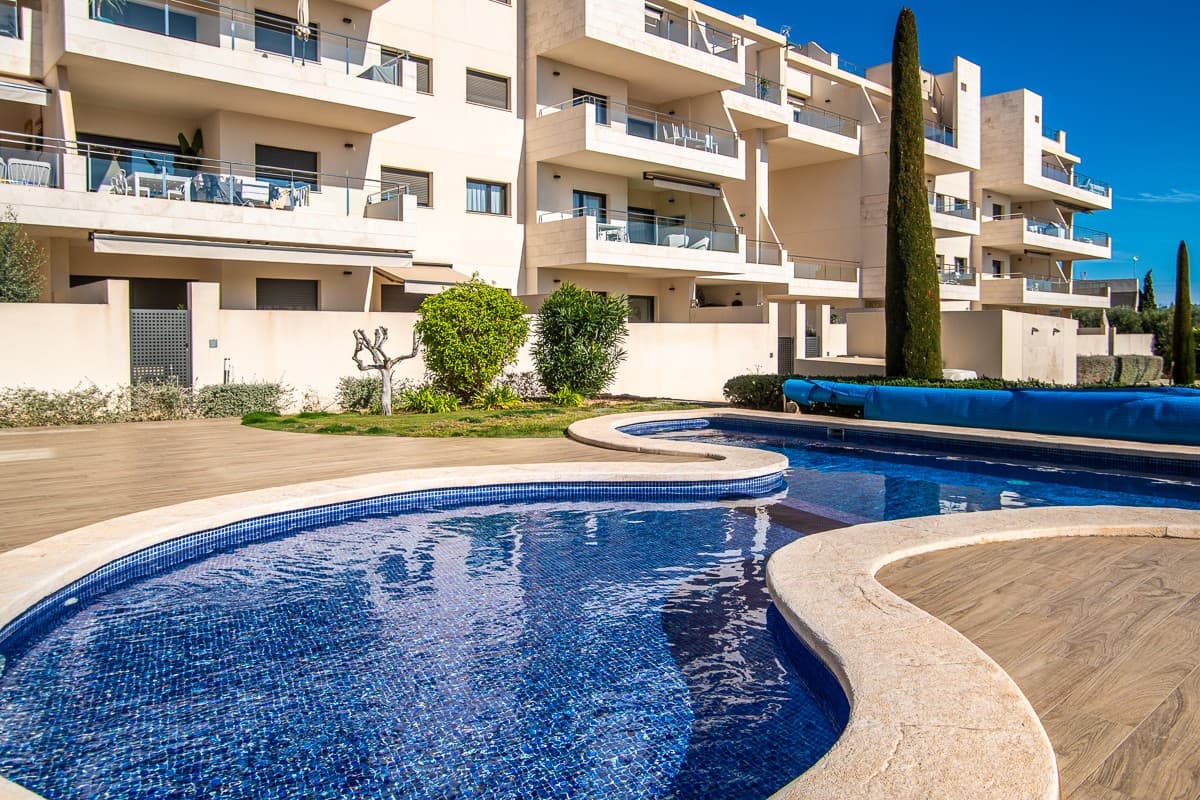 South facing ground floor apartment in Los Dolses, Orihuela Costa

This modern ground floor apartment, located in the highly sought-after area Los Dolses in Orihuela Costa, offers everything you need for a luxurious and comfortable lifestyle in sunny Spain. The apartment features 2 spacious bedrooms, 2 contemporary bathrooms, and a terrace of no less than 60 m², perfect for enjoying outdoor living, relaxing, or al fresco dining. Facing southwest, the apartment benefits from plenty of natural light and stunning sunsets.

With an underground parking space and additional storage, this home is exceptionally practical. Additionally, the apartment is fully furnished, allowing you to immediately enjoy the Spanish lifestyle. The property is equipped with air conditioning and ventilation, ensuring a pleasant climate all year round. The apartment also includes a separate laundry room and two toilets for extra comfort.

The communal facilities of the complex complete the package. Enjoy the 3 communal infinity pools and well-maintained green areas, contributing to a relaxing and luxurious atmosphere. All of this is within a small-scale, well-kept complex.

Located in one of the most desirable areas of Orihuela Costa, you're just minutes away from the most beautiful beaches, cozy bars and restaurants, and local amenities. It is also a short drive to Alicante Airport, providing easy access to both domestic and international destinations. For golf enthusiasts, there is a beautiful golf course nearby.

Are you interested in this beautiful apartment? Please contact us for more information about the property, the buying process, or the region. We are happy to assist you in finding your dream home under the Spanish sun.

