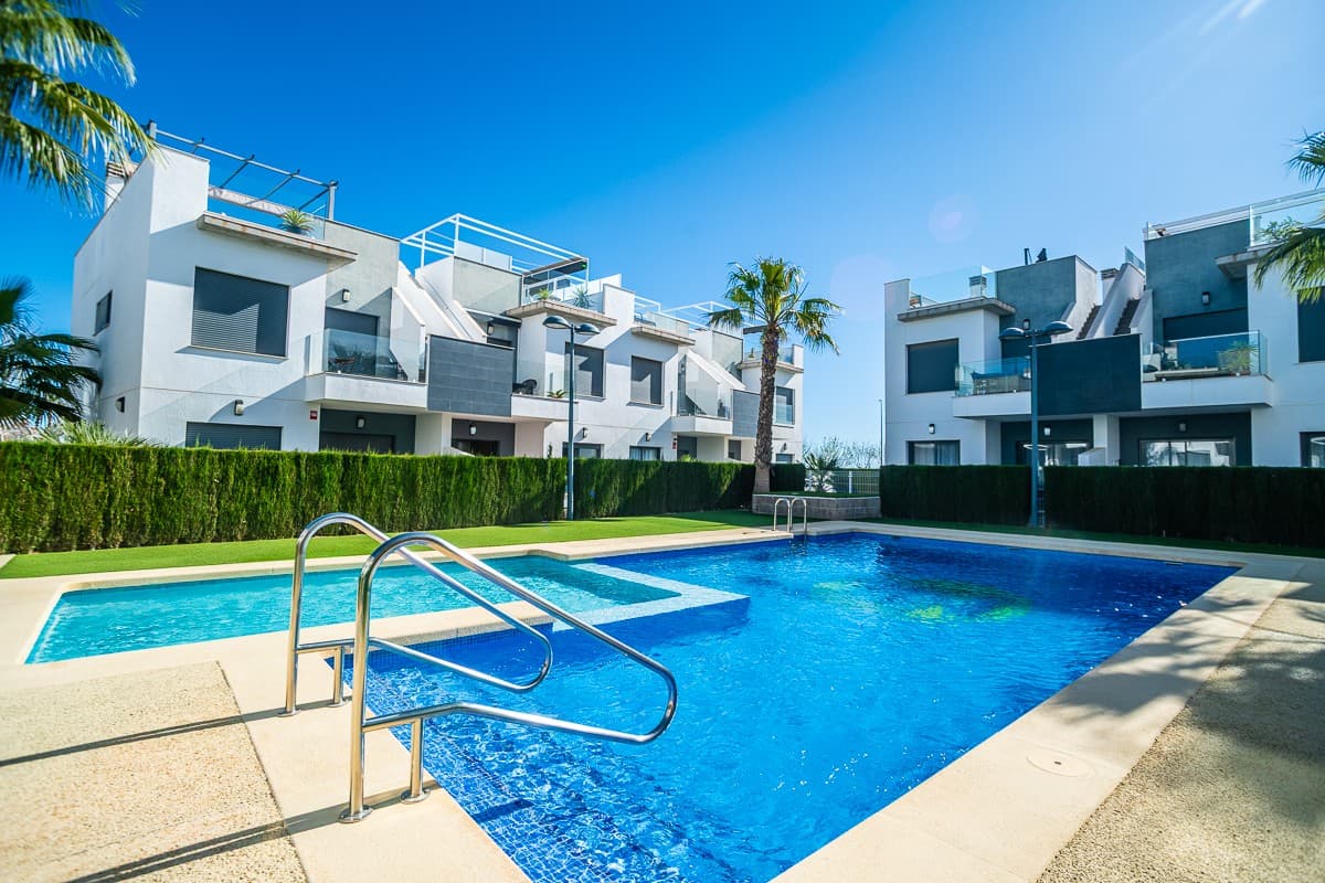 Nuevo en la oferta les presentamos este hermoso apartamento en planta baja con orientación sur en el famoso Lamar Resort 6. El apartamento tiene una terraza delantera y trasera para optimizar la vida exterior que España tiene para ofrecerle.

 El apartamento de la planta baja tiene 2 dormitorios. 1 dormitorio principal con baño en suite y una habitación de invitados muy espaciosa con baño de invitados.

 El salón ofrece una agradable sensación de amplitud y es visible desde la cocina americana en forma de U. Tanto si te gusta cocinar como si no, una cocina amplia con muchos armarios y equipada con todos los electrodomésticos siempre es un valor añadido.

 En la parte delantera del espacio habitable también tiene una espaciosa terraza delantera que está totalmente orientada al sur y con vistas a las piscinas comunitarias.

 Grandes extras de esta propiedad E incluidos en el precio:

 - Orientación sur - Amueblado - Persianas - piscina comunitaria - Listo para entrar a vivir inmediatamente

 A poca distancia de todos los servicios, tiendas, bares, restaurantes, etc. Cerca de varios clubes de golf, La Zenia Boulevard y las hermosas playas de arena blanca que ofrece Torre de la Horadada. Casas llave en mano son prácticamente inexistentes en la hermosa Orihuela-Costa. ¡No deje pasar esta oportunidad única!

 ¡Contáctanos para visitas y más información!