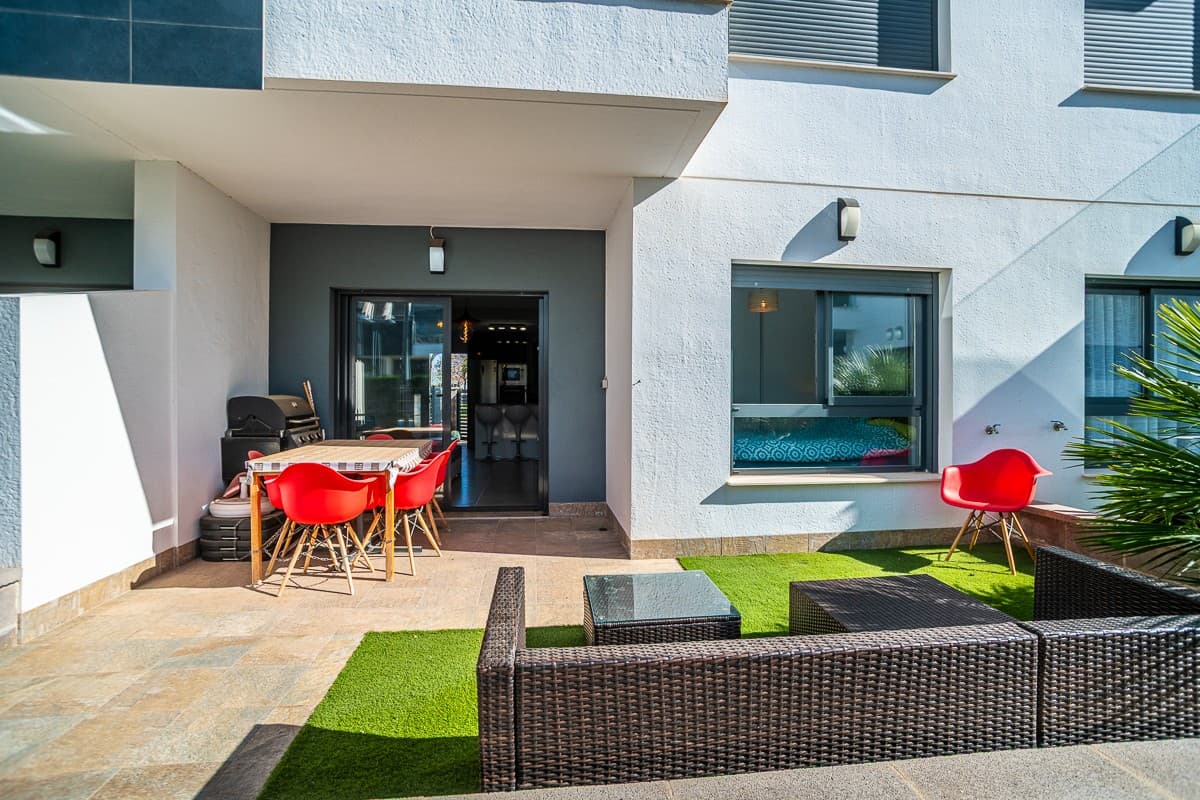 Nuevo en la oferta les presentamos este hermoso apartamento en planta baja con orientación sur en el famoso Lamar Resort 6. El apartamento tiene una terraza delantera y trasera para optimizar la vida exterior que España tiene para ofrecerle.

 El apartamento de la planta baja tiene 2 dormitorios. 1 dormitorio principal con baño en suite y una habitación de invitados muy espaciosa con baño de invitados.

 El salón ofrece una agradable sensación de amplitud y es visible desde la cocina americana en forma de U. Tanto si te gusta cocinar como si no, una cocina amplia con muchos armarios y equipada con todos los electrodomésticos siempre es un valor añadido.

 En la parte delantera del espacio habitable también tiene una espaciosa terraza delantera que está totalmente orientada al sur y con vistas a las piscinas comunitarias.

 Grandes extras de esta propiedad E incluidos en el precio:

 - Orientación sur - Amueblado - Persianas - piscina comunitaria - Listo para entrar a vivir inmediatamente

 A poca distancia de todos los servicios, tiendas, bares, restaurantes, etc. Cerca de varios clubes de golf, La Zenia Boulevard y las hermosas playas de arena blanca que ofrece Torre de la Horadada. Casas llave en mano son prácticamente inexistentes en la hermosa Orihuela-Costa. ¡No deje pasar esta oportunidad única!

 ¡Contáctanos para visitas y más información!