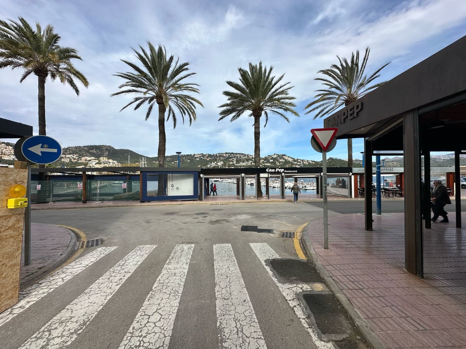 ¡Plaza de aparcamiento privilegiada en venta en Puerto de Andratx, a solo 50 metros de la playa!

 ¡Asegure su propia plaza de aparcamiento privado en un garaje bien mantenido en el corazón de Port Andratx , a solo 50 metros de la playa !

 🔹 Ubicación conveniente : camine hasta la playa, restaurantes y tiendas en minutos. 🔹 Seguro y protegido : ubicado en un garaje cerrado con fácil acceso. 🔹 Inversión ideal : perfecta para uso personal o como una oportunidad de alquiler de alta demanda. 🔹 Estacionamiento sin estrés : ¡No más búsquedas de un lugar durante la temporada alta!

 Un hallazgo excepcional en esta exclusiva zona. ¡No se lo pierda! Contáctenos hoy mismo para más información.