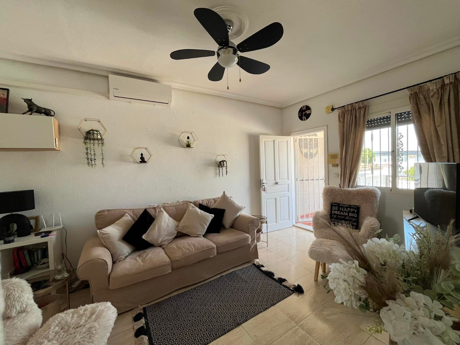 Apartamento tipo bungalow en planta baja en venta en Los Altos, Torrevieja

 Bienvenido a este encantador y luminoso bungalow de una sola planta en la codiciada urbanización Los Altos, Torrevieja, una ubicación perfecta en la soleada Costa Blanca. Esta propiedad es ideal tanto para vivienda habitual como para vacaciones y ofrece comodidad, tranquilidad y todos los servicios a poca distancia.

 El bungalow cuenta con dos amplios dormitorios con armarios empotrados y un baño completamente renovado con acabados modernos. La cocina , amueblada de forma funcional, se integra armoniosamente con el acogedor salón , que ofrece un espacio amplio y agradable. Los amplios ventanales aportan abundante luz natural y un ambiente cálido.

 En el exterior encontrará una amplia terraza privada , donde podrá disfrutar del sol mediterráneo con tranquilidad, ideal para desayunar al sol de la mañana o tomar una copa de vino por la noche.

 La casa forma parte de una residencia bien mantenida y ofrece acceso a numerosas instalaciones comunes:

 Una gran piscina con terraza solárium. Un parque infantil para los más pequeños Diversas instalaciones deportivas para residentes y visitantes activos.

 Además, el apartamento se vende parcialmente amueblado , lo que lo hace ideal para su ocupación inmediata o alquiler. Los muebles han sido cuidadosamente seleccionados y se integran a la perfección con el estilo y el ambiente de la vivienda.

 La ubicación es una ventaja adicional: a poca distancia encontrará tiendas, supermercados, restaurantes y bares . Además, está a solo unos minutos en coche de las playas de Torrevieja y del agradable bulevar.

 En resumen: una oportunidad fantástica para quienes buscan una estancia sin preocupaciones en un entorno soleado y vibrante.

 ¡No pierda esta oportunidad: contáctenos hoy para una visita!