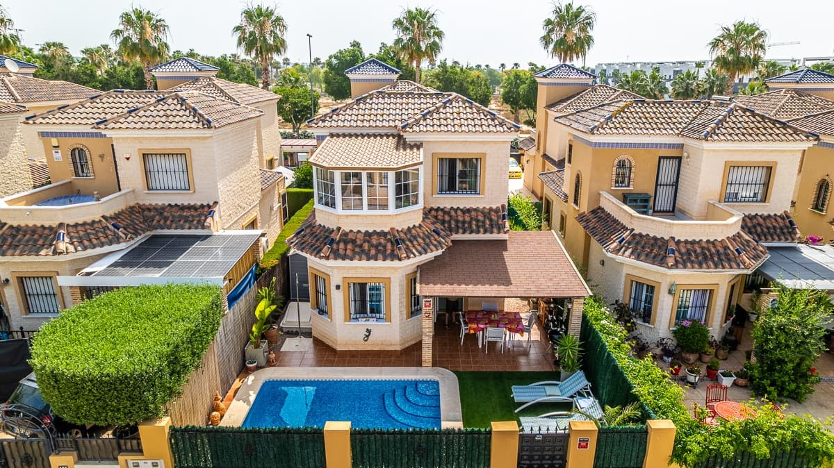 Villa mediterránea en El Raso – Guardamar del Segura

 Nos complace presentar esta elegante villa mediterránea, ubicada en la popular zona residencial de El Raso en Guardamar del Segura . La propiedad se encuentra en una parcela de 188 m² y cuenta con una superficie habitable de 88 m² , distribuida en dos plantas. Gracias a su orientación sureste, disfrutará de abundante luz natural y un ambiente agradable durante todo el año.

 La villa ofrece una distribución flexible y es ideal como vivienda permanente , casa de vacaciones o alquiler vacacional . En la planta baja encontrará una amplia sala de estar de concepto abierto con una moderna cocina, comedor y sala de estar, además de un dormitorio doble y un baño completo. La primera planta cuenta con dos dormitorios más, un segundo baño y acceso al solárium privado , ideal para relajarse bajo el sol.

 En el exterior, la propiedad cuenta con dos patios y una piscina privada de 5x4 metros (renovación prevista después de la reserva), perfecta para refrescarse en los días calurosos.

 Características principales:

 3 dormitorios 2 baños Solárium privado Dos patios Piscina privada Sin amueblar Ubicación sureste

 Ubicación: La propiedad se encuentra a solo 5 minutos en coche de las playas de Guardamar y aproximadamente a 30 minutos del aeropuerto de Alicante-Elche , una ubicación excelente para los amantes de la playa y los viajeros internacionales.