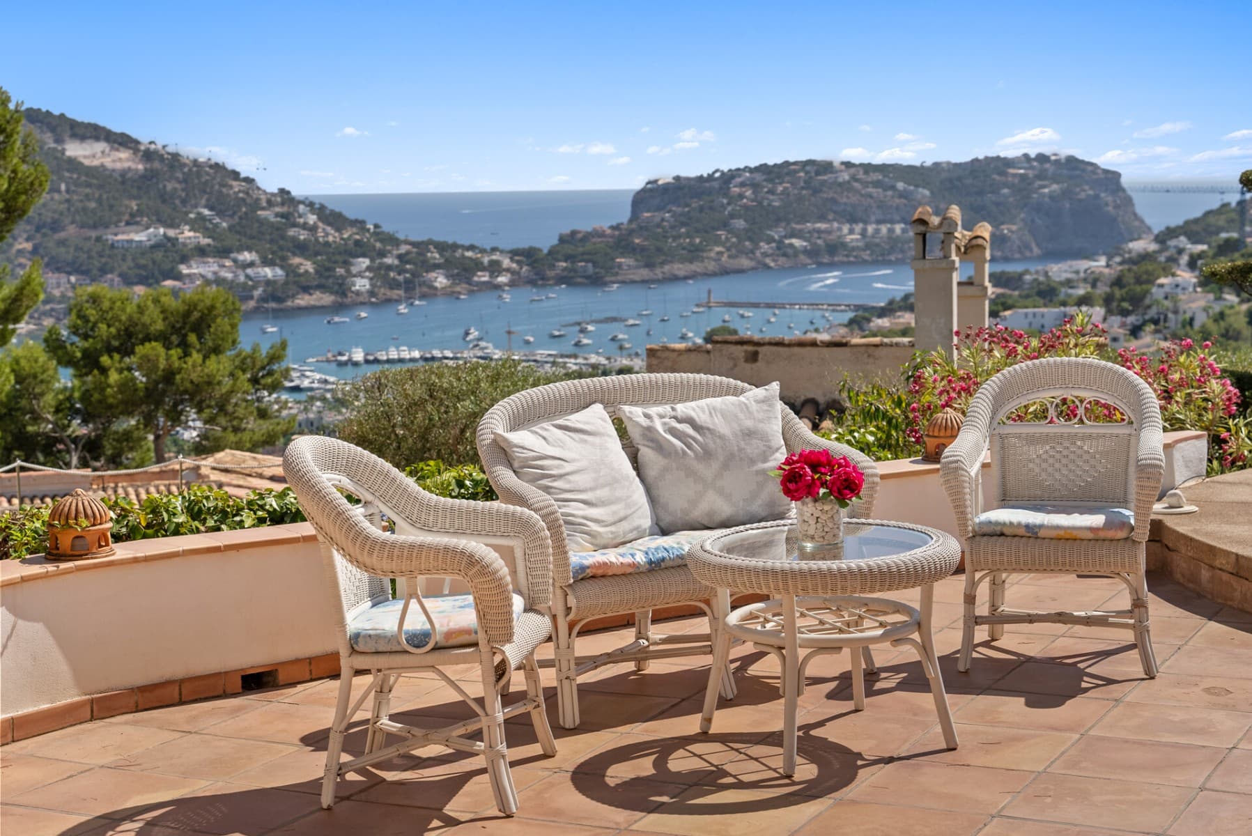 Would you like to live high above one of Mallorca's most desirable neighborhoods, in a villa with spectacular views over the harbor and the sea? Then be sure to check out this rare opportunity we'd like to present to you!

 This stylish villa enjoys a privileged south-facing hillside location above the harbor of Port d'Andratx in the sought-after residential area of Can Borras . Its elevated position guarantees breathtaking panoramic views of the sea and the marina from virtually every room: from the living room and dining room to all four bedrooms.

 The Mediterranean-style property offers approximately 316 m² of living space spread over two levels.

 The ground floor includes an elegant entrance hall, a  A living room with a fireplace, an open-plan dining room with a modern fitted kitchen, a utility room, and a bathroom. The upper floor houses the master bedroom with a dressing room and en-suite bathroom, two further bedrooms, an additional bathroom, a conservatory, and a balcony with sea views.

 The outdoor area features a spacious swimming pool (approx. 37 m²) , open and covered terraces , a BBQ area , a gazebo, and a lovingly landscaped garden . A garage for one vehicle is also available.

 The high-quality features include: Central heating (gas), air conditioning in the bedrooms, tiled floors, fitted wardrobes, some with electric shutters, double glazing and an alarm system.

 A special highlight is the permittable expansion reserve of approx. 113 m² (according to the architect), which offers additional design freedom, should this be desired.

 The quiet yet central location with short distances to the popular Club de Vela, the harbor promenade, and Palma (approx. 25 minutes drive) completes the overall picture of this high-quality property.

 A rare opportunity in one of Mallorca's best locations. Contact us for more information or a personal viewing.