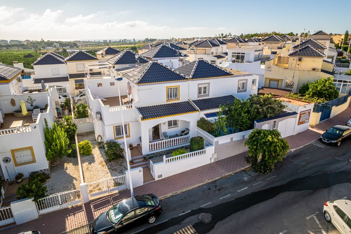 

This excellently presented 3-bedroom, 2-bathroom quad townhouse is ideally located between Punta Prima and Torrevieja . All amenities are within walking distance, including the Filton Center , the popular La Zenia and Cabo Roig Strip areas, and of course, the beautiful sandy beaches and marina .

 The house is situated on a private road , just a few meters from the communal swimming pool . Behind the gate, you'll find a spacious plot perfect for dining, relaxing, and entertaining, with ample parking for several cars.

 Inside, you'll find a bright and spacious living room with an open kitchen , dining area , and sitting area . The layout is practical:

 Ground floor: 2 bedrooms and 1 bathroom First floor: 1 bedroom with en-suite bathroom

 Via the internal staircase you reach the spacious solarium , where you can enjoy the view and the surroundings.

 This property is offered fully furnished and is the perfect holiday home in a highly sought after and easily accessible area .

